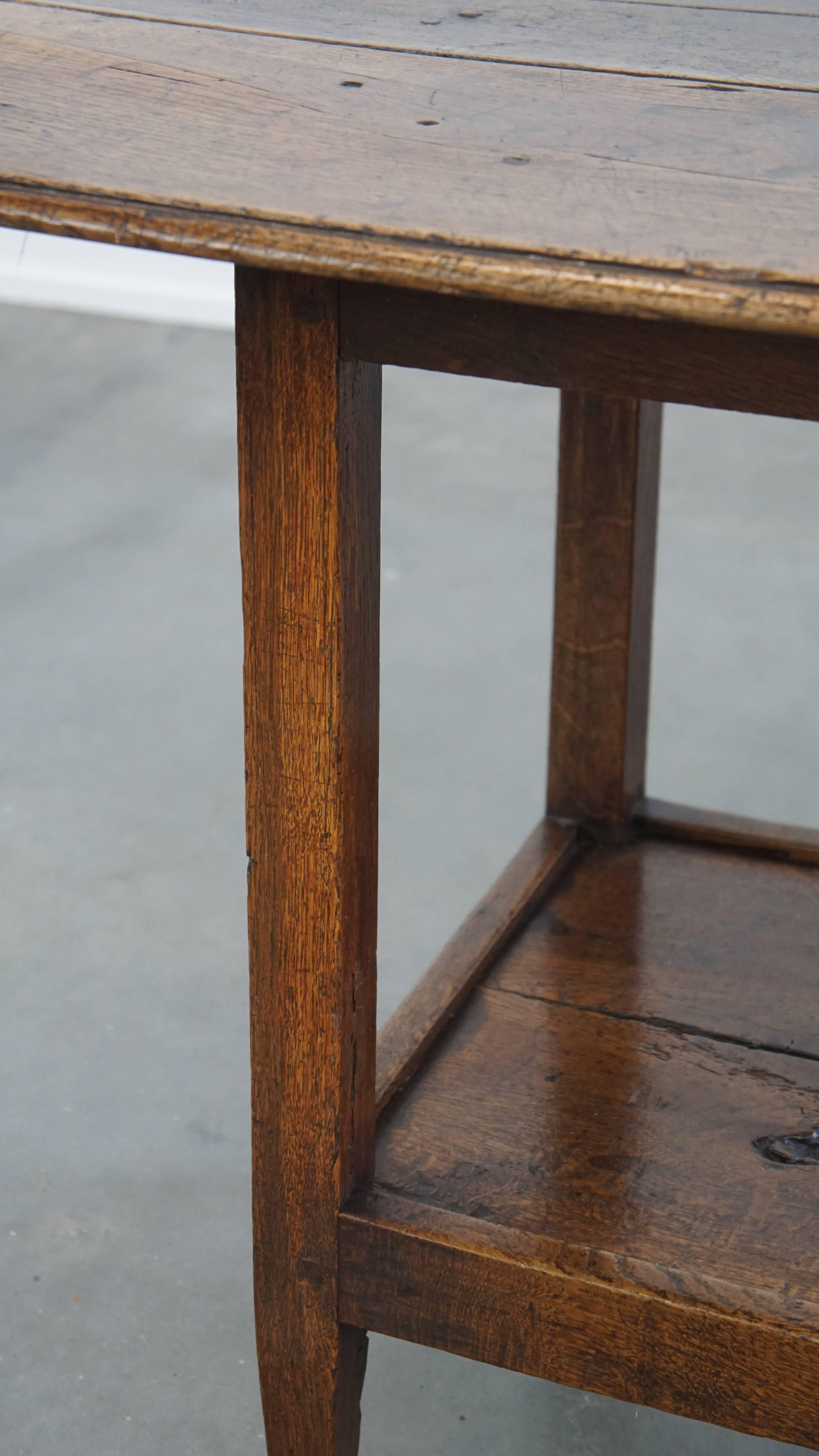 XVIIIe siècle Ancienne table d'appoint en Oak Oak de la fin du 18ème siècle en vente
