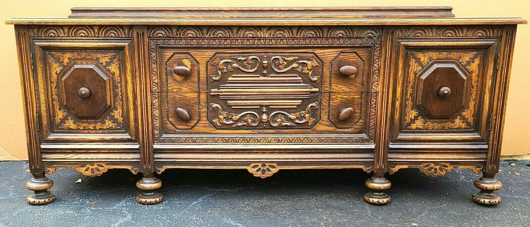 Offering one of our recent palm beach estate fine furniture acquisitions of a
Low profile antique circa 1900 English oak sideboard buffet TV table

Please double-check the measurements you need.
Approximate measurements in inches
25.25