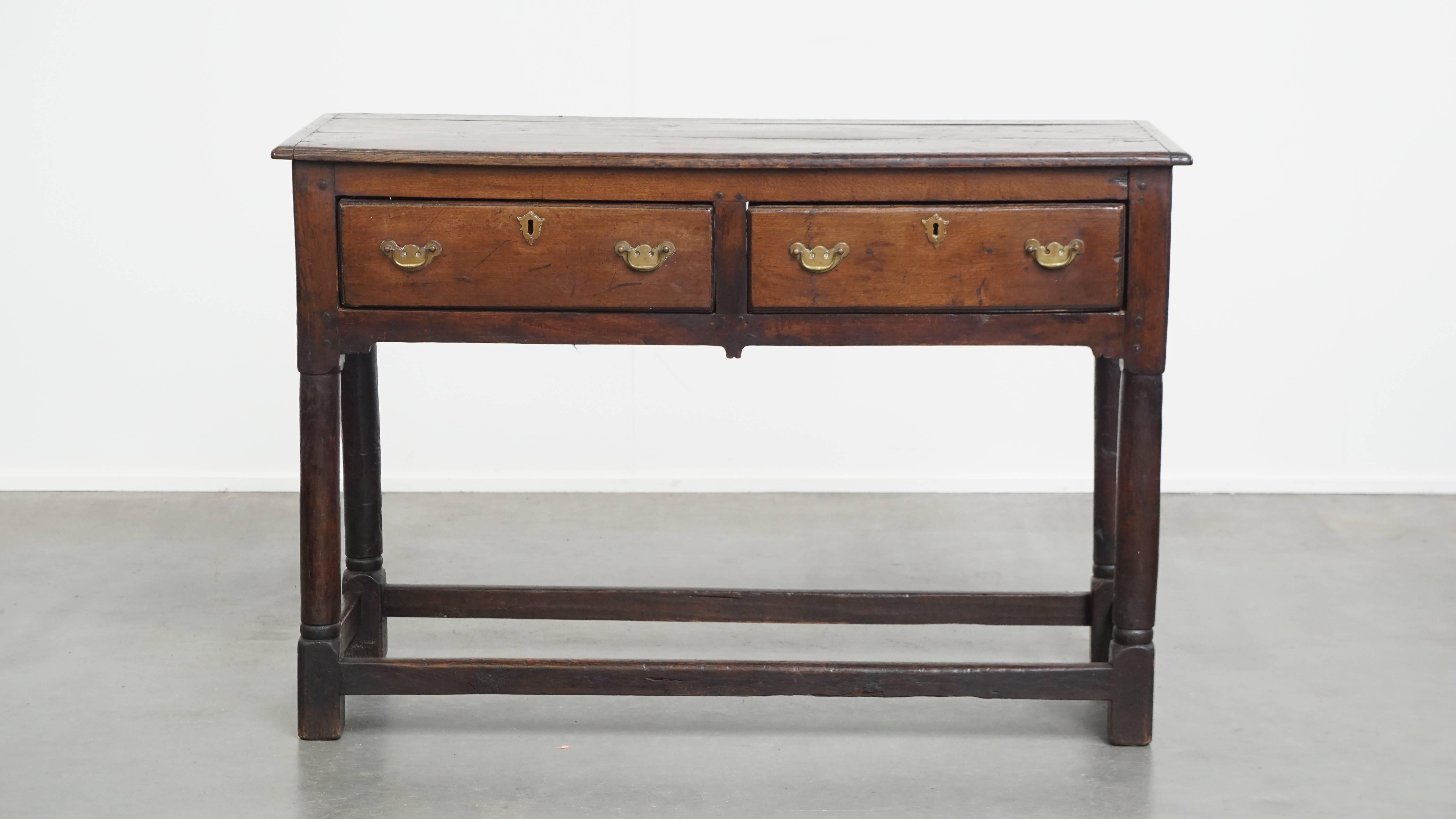 Se ofrece este antiguo aparador / mesa auxiliar de roble inglés de finales del siglo XVIII, con bellos detalles originales.

¡Esta excepcional mesa auxiliar / cómoda es una verdadera obra de arte para cualquier amante de las antigüedades y el diseño