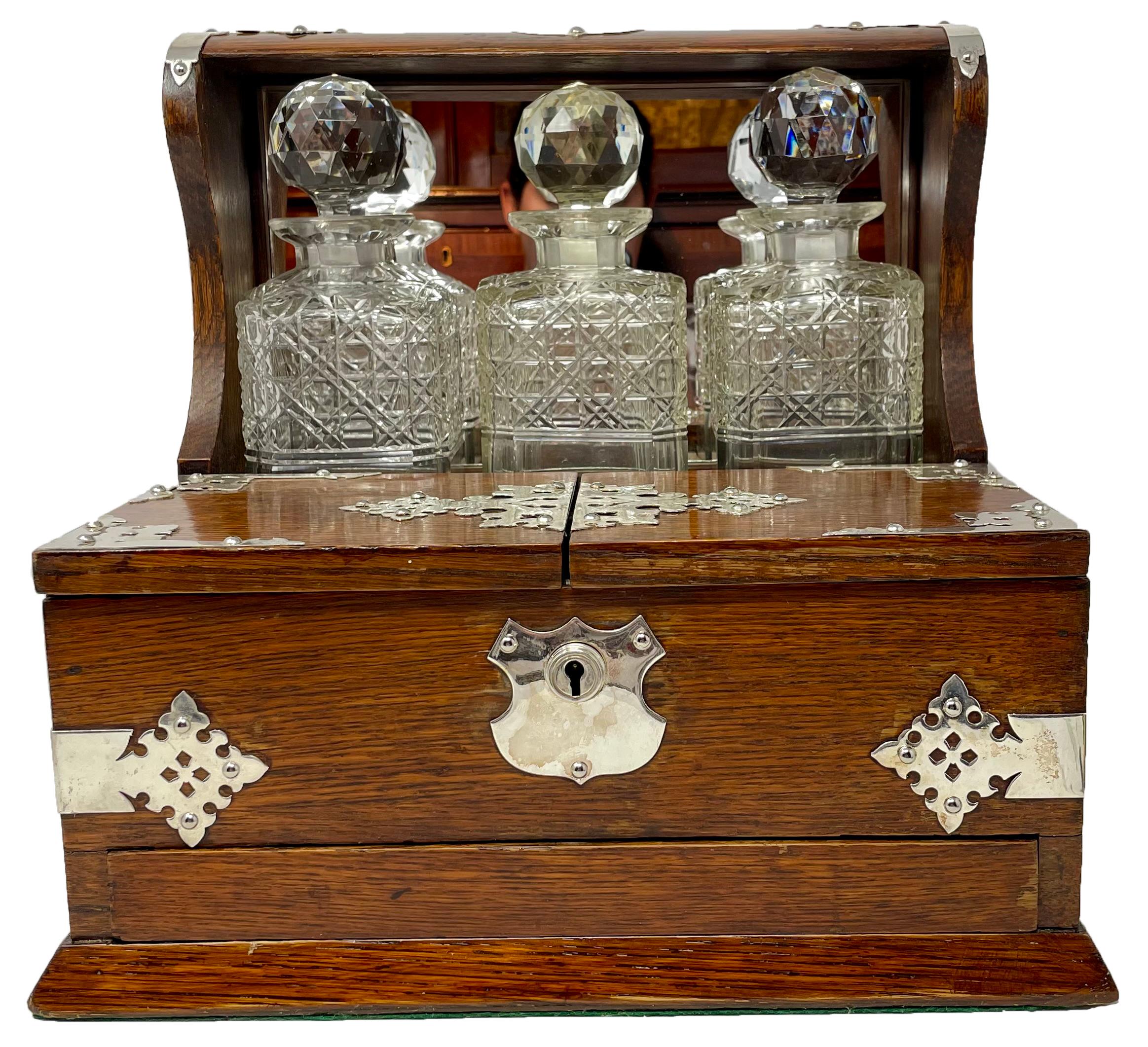 Anglais Antique comendium anglais en chêne et plaqué argent, 3 bouteilles en cristal Tantale et jeux  en vente