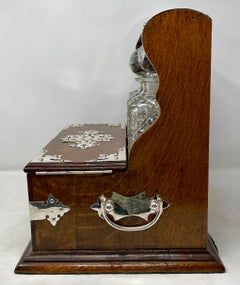 Boîte de jeux anglaise ancienne en chêne, métal argenté et cristal taillé, vers 1880.