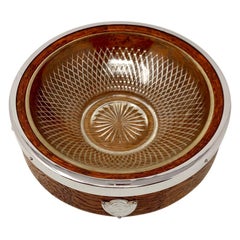 Antica ciotola da portata inglese in Oak e placcata d'argento con coperchio di cristallo, Circa 1900
