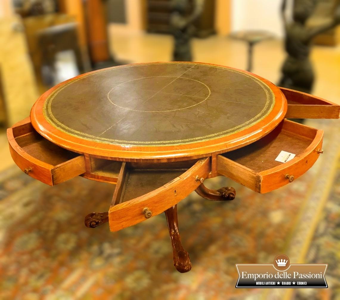 This captivating English table dates back to the mid-19th century and is crafted from fine light oak. It features a majestic intricately carved central leg and four feet adorned with wheels, blending elegance with functionality.

Its refined top is