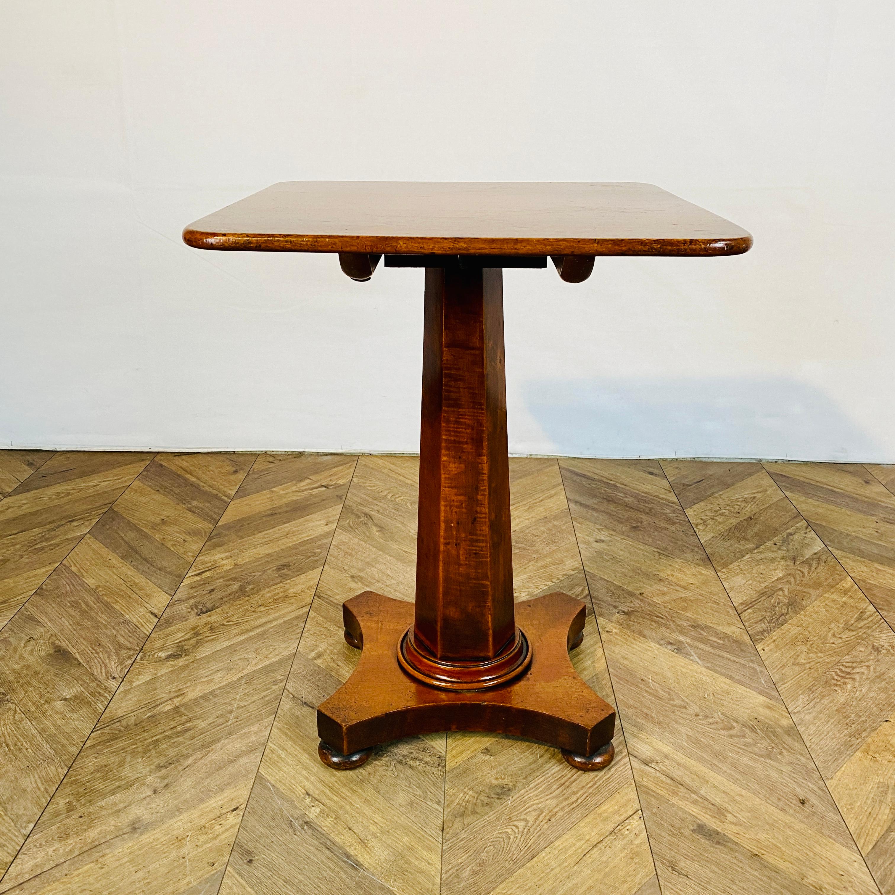 Ancienne table d'appoint en chêne anglais à plateau basculant, 19e siècle en vente 3