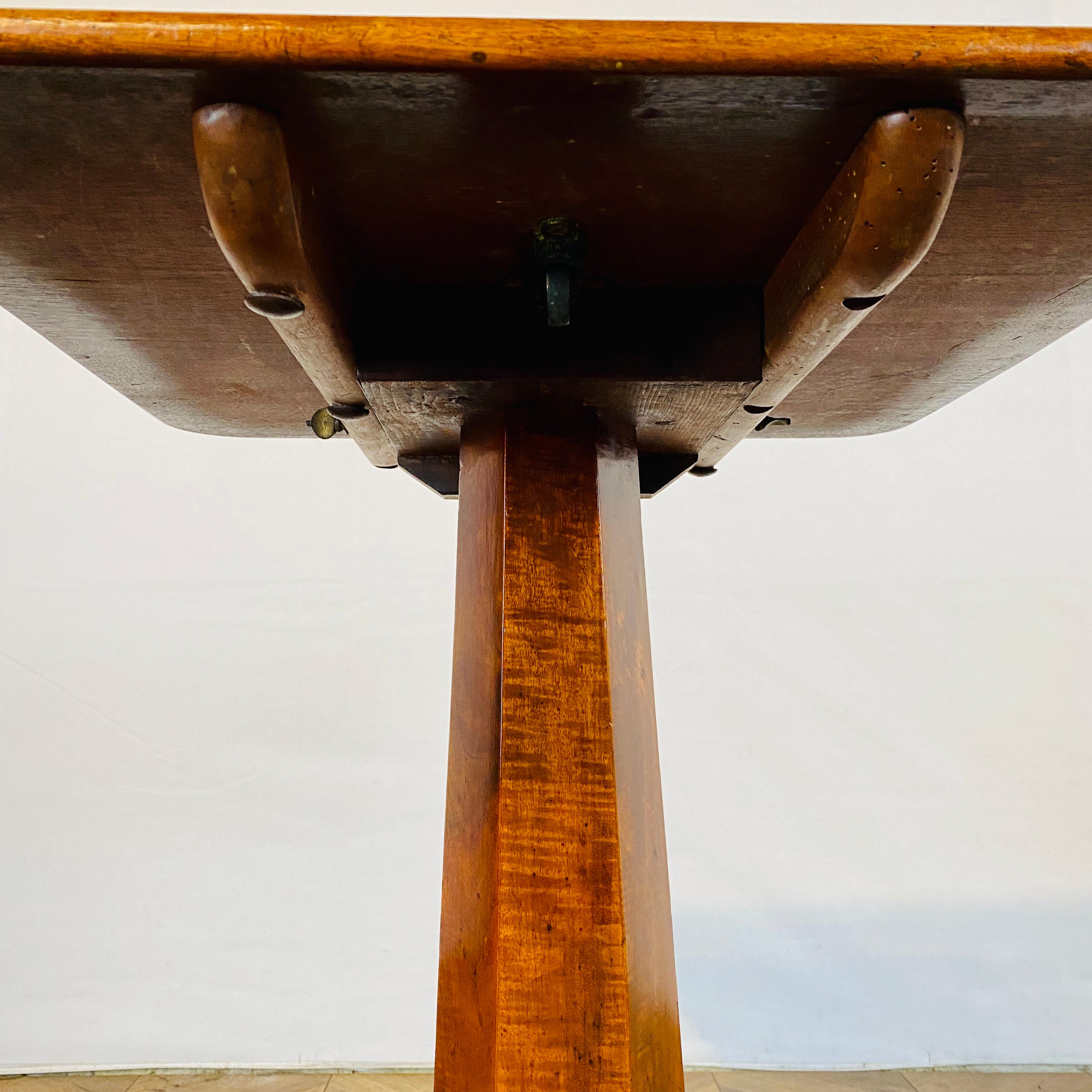 Antique English Oak Tilt-Top Side Table, 19th Century For Sale 6