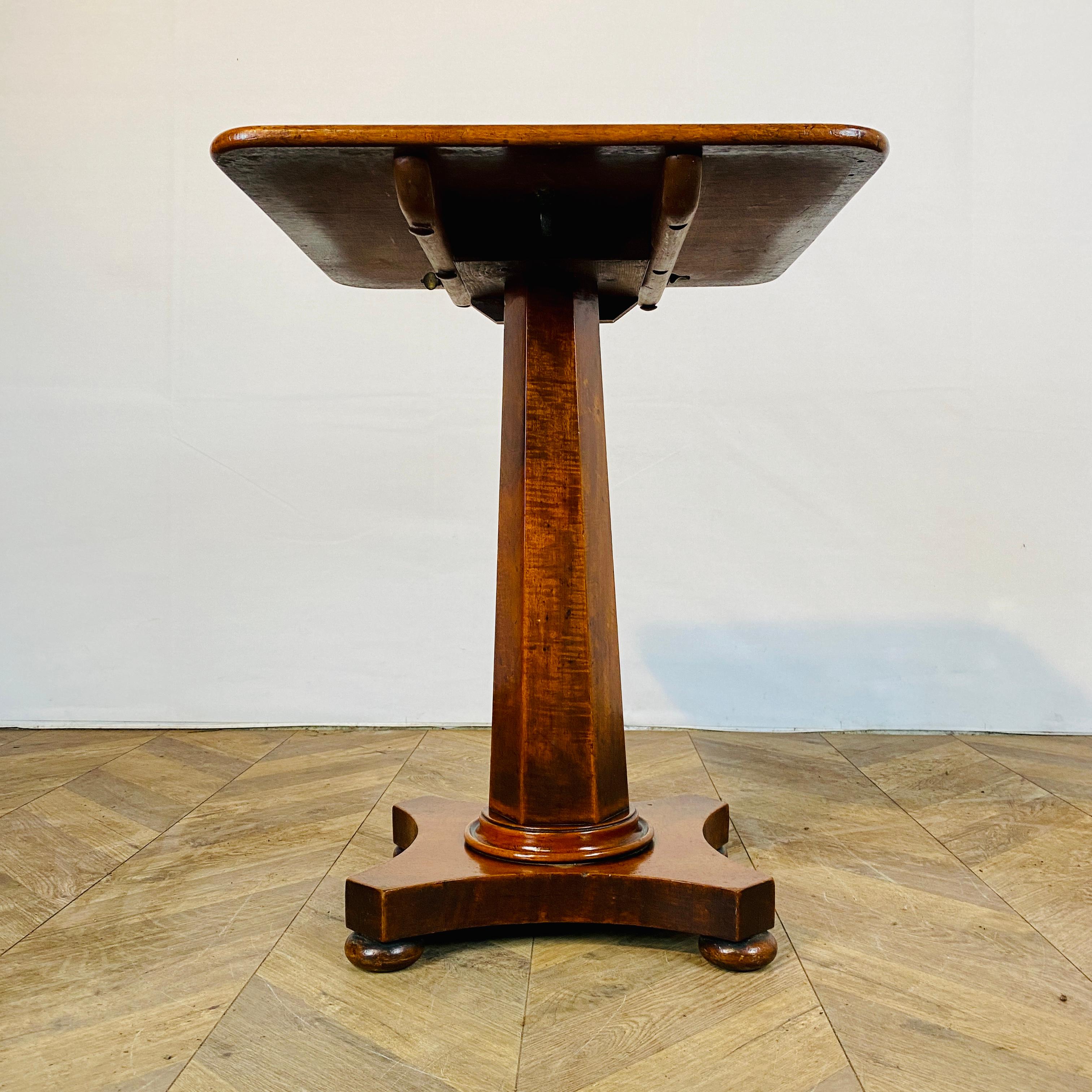Ancienne table d'appoint en chêne anglais à plateau basculant, 19e siècle en vente 8