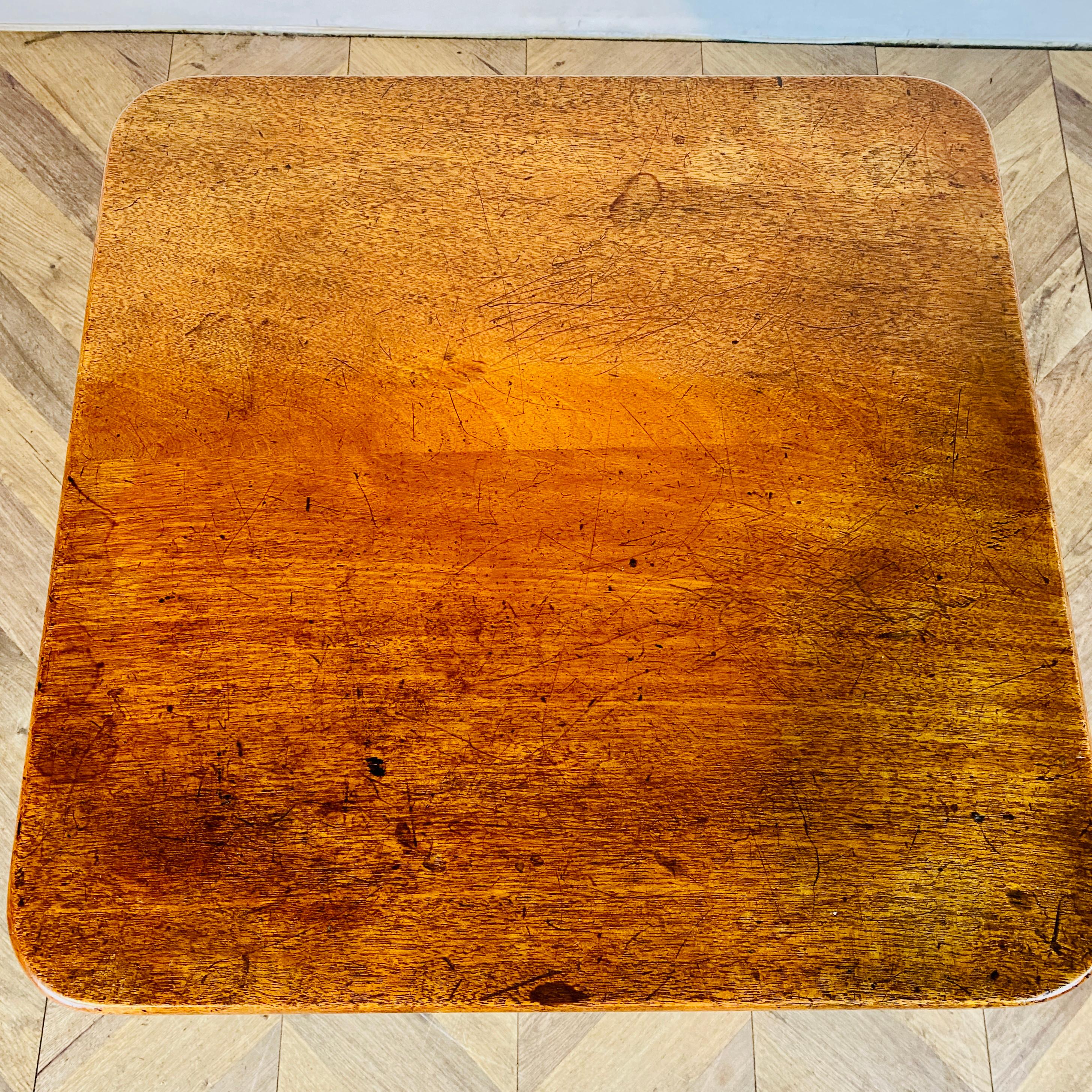 Ancienne table d'appoint en chêne anglais à plateau basculant, 19e siècle Bon état - En vente à Ely, GB