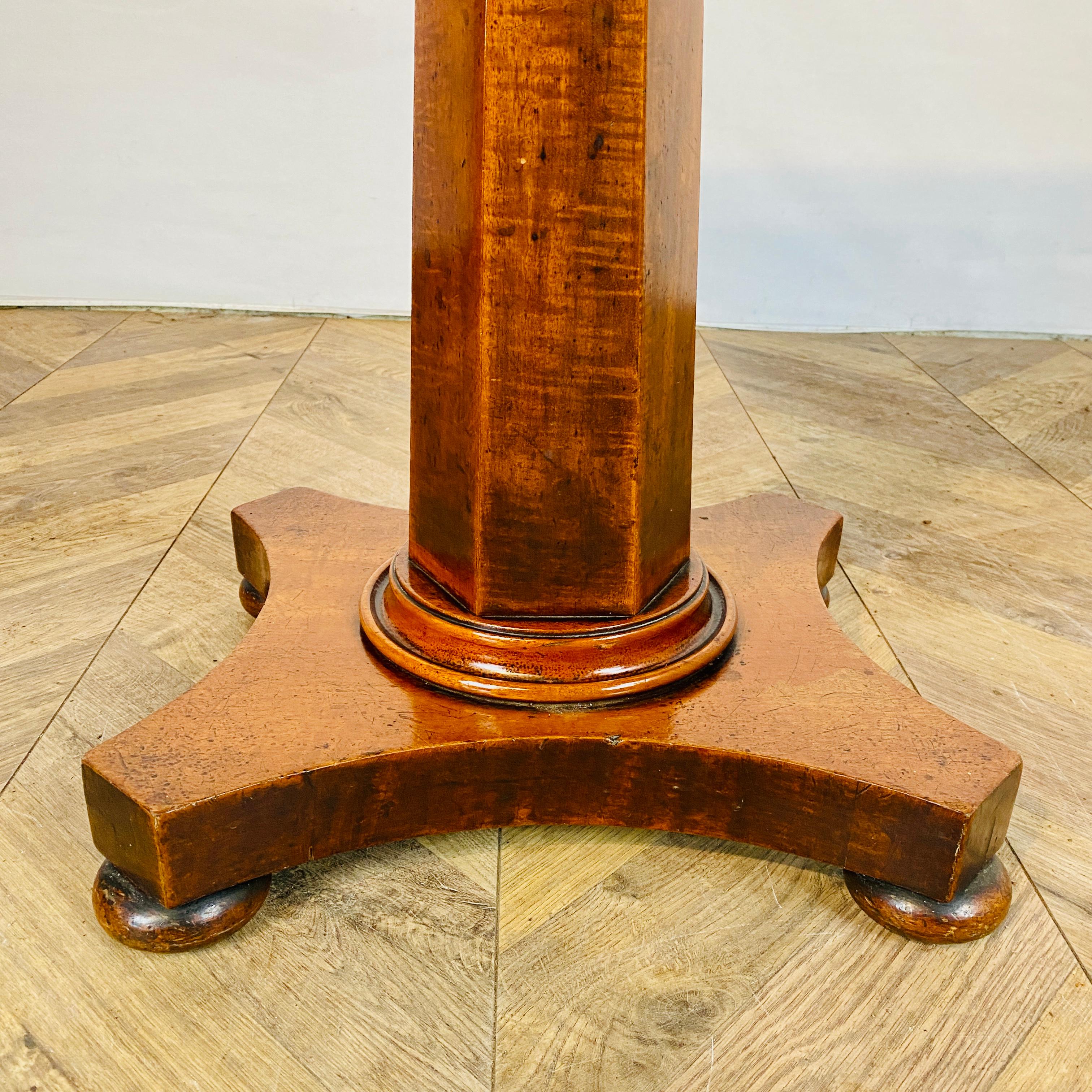 Antique English Oak Tilt-Top Side Table, 19th Century For Sale 1
