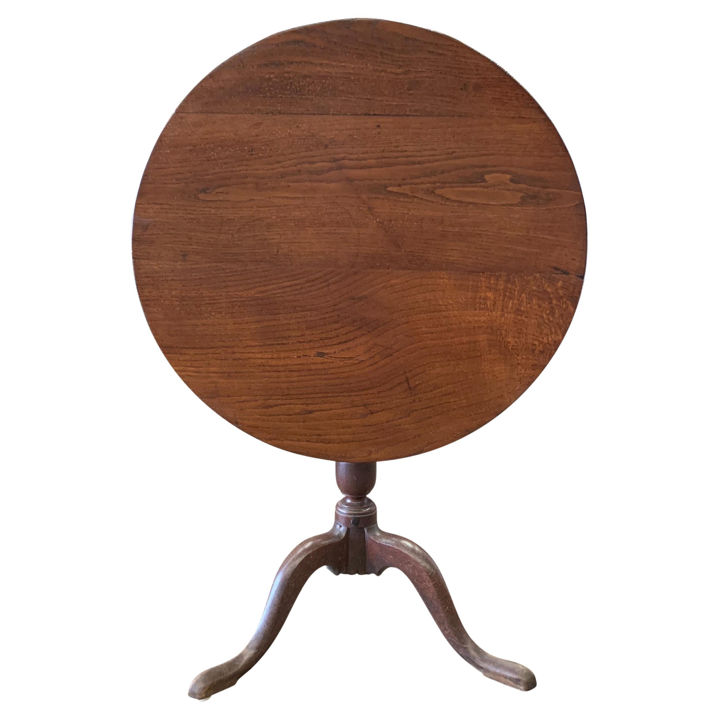 Ancienne table à plateau basculant en chêne anglais avec colonne centrale tournée en acajou