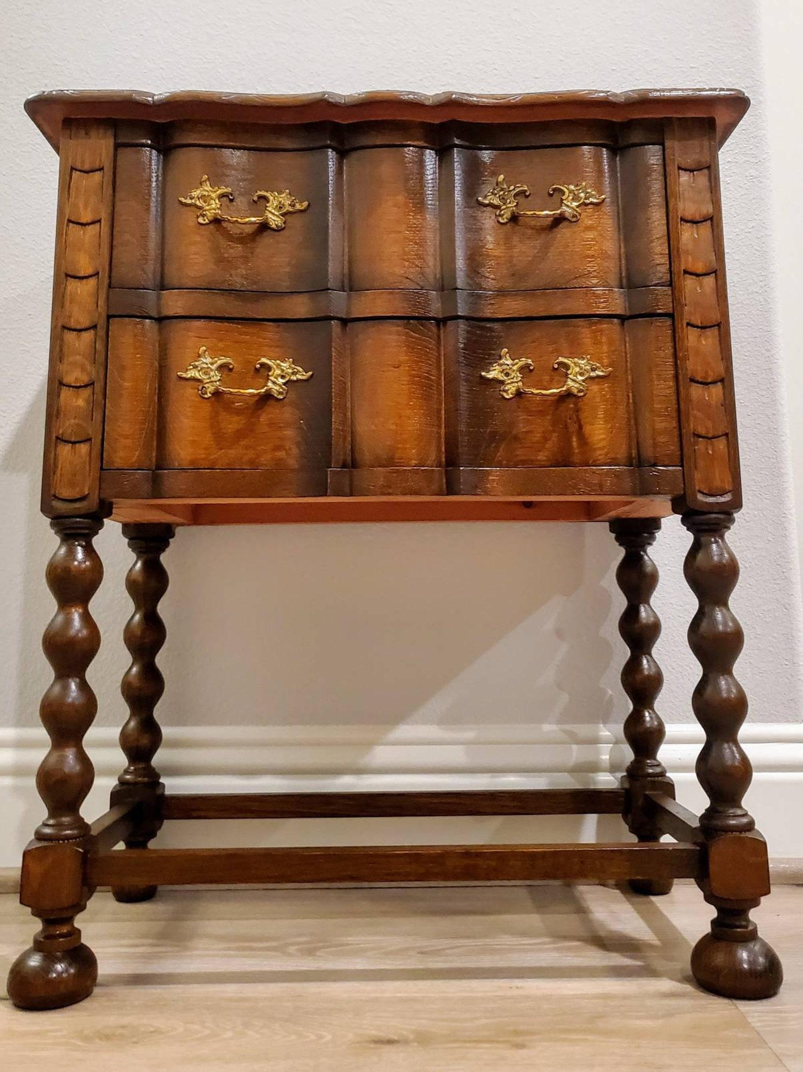 A fine English oak chest of drawers, born in the early 20th century, revived and restored in the 21st century, exceptionally executed in Tudor Jacobean Revival taste, with elegant detailing throughout. 

The smaller sized chest having an elaborate