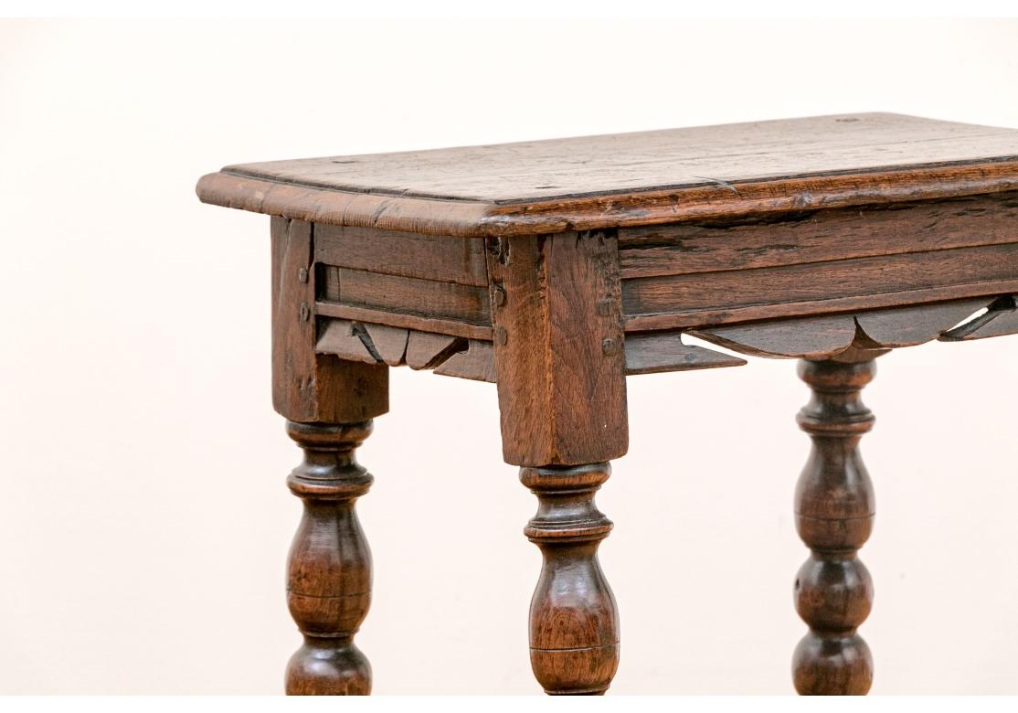Ancienne table de taverne anglaise en chêne à pieds tournés en vente 7