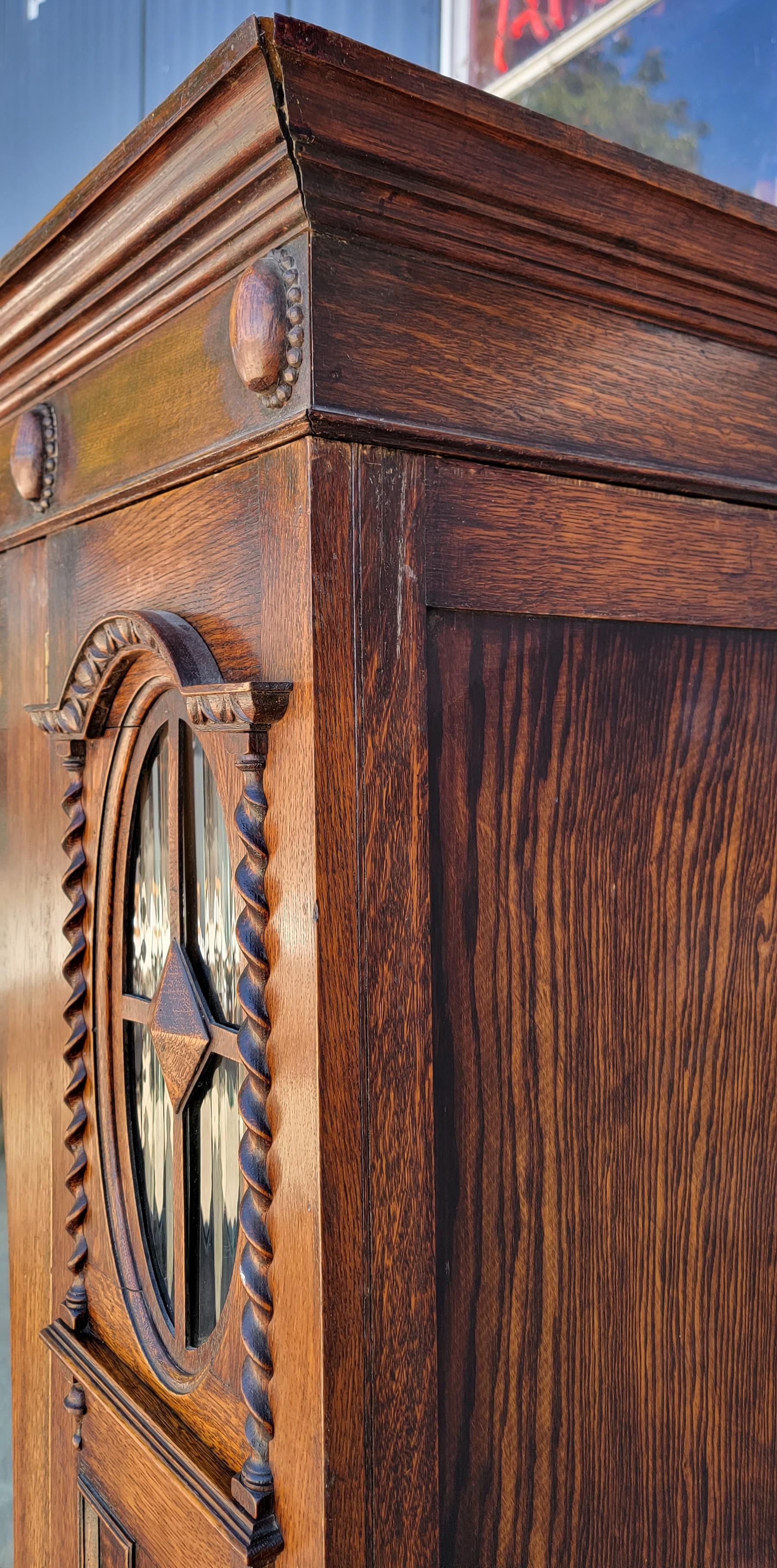 Antiker englischer Kleiderschrank aus Eiche im Zustand „Gut“ im Angebot in Fulton, CA