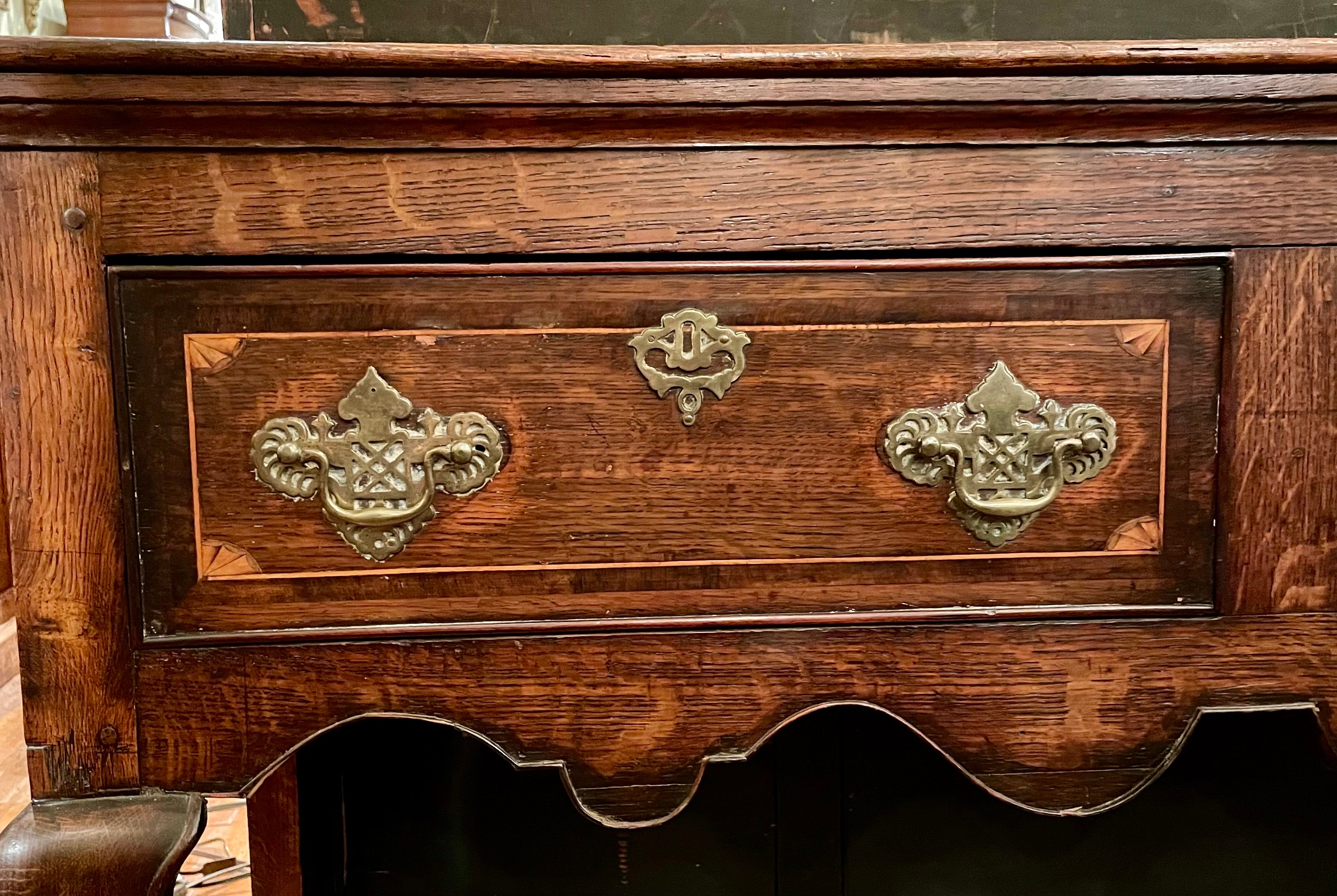 XIX secolo Antica base per comò inglese in Oak Welsh con bordatura in legno di raso, CIRCA 1840. in vendita