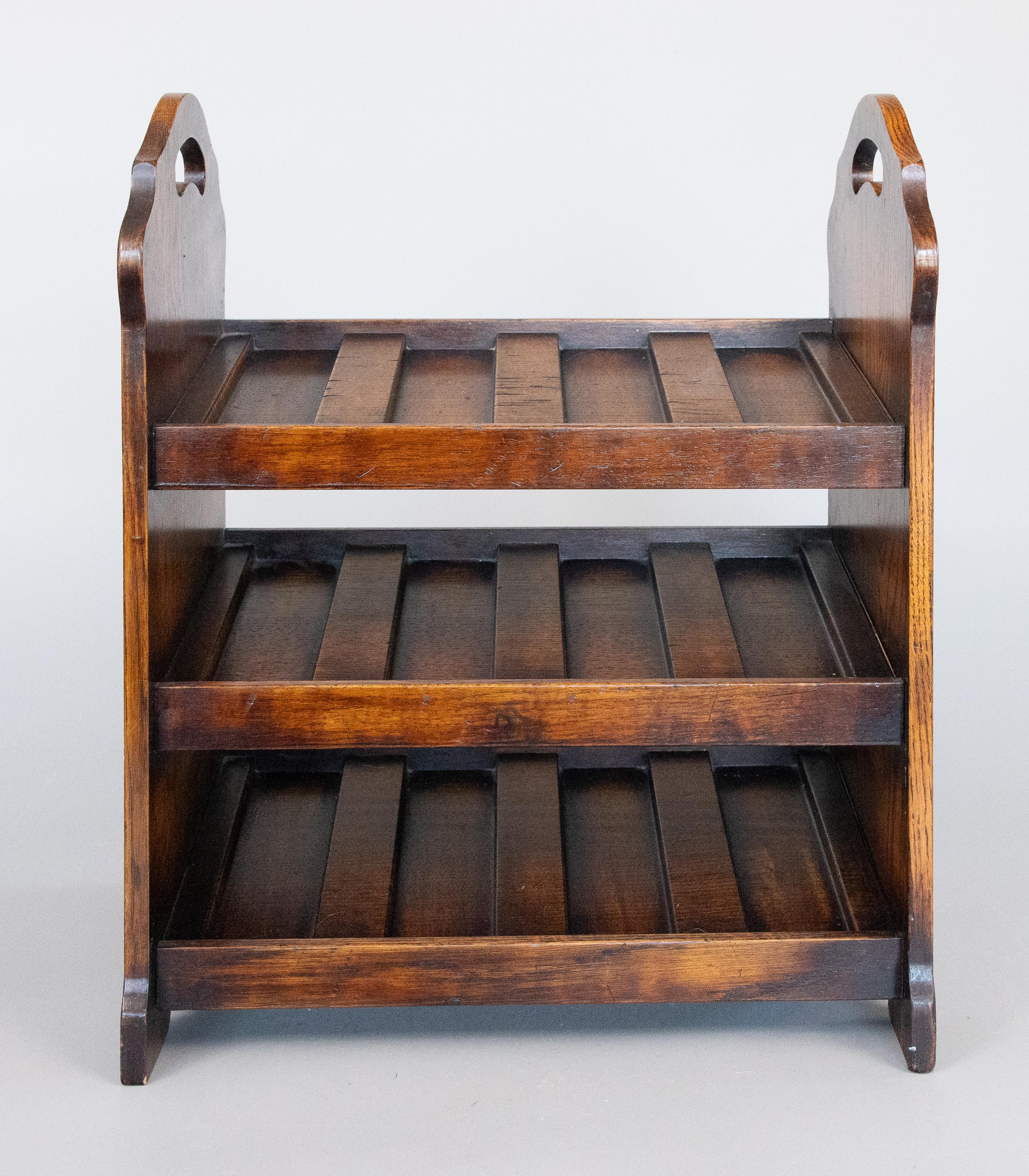 Une belle antiquité du début du 20e siècle des Arte Antiques Arts et Crafts anglais en chêne de table, porte-bouteilles et support de bouteilles. Solide et robuste avec trois étagères inclinées et une belle patine de chêne. Capacité de 12 bouteilles