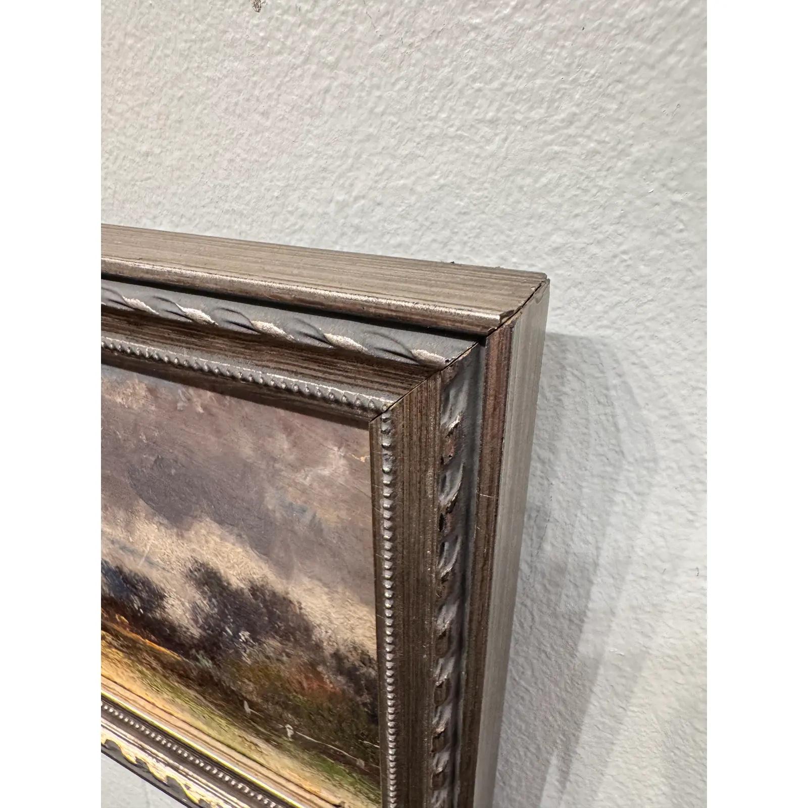 Dieses charmante Ölgemälde zeigt ein malerisches Häuschen unter einem stimmungsvollen Himmel, umgeben von Bäumen und offenen Weiden. Eine einsame Figur in Rot bringt Farbe und Leben in die ruhige ländliche Umgebung. Die strukturierten Pinselstriche