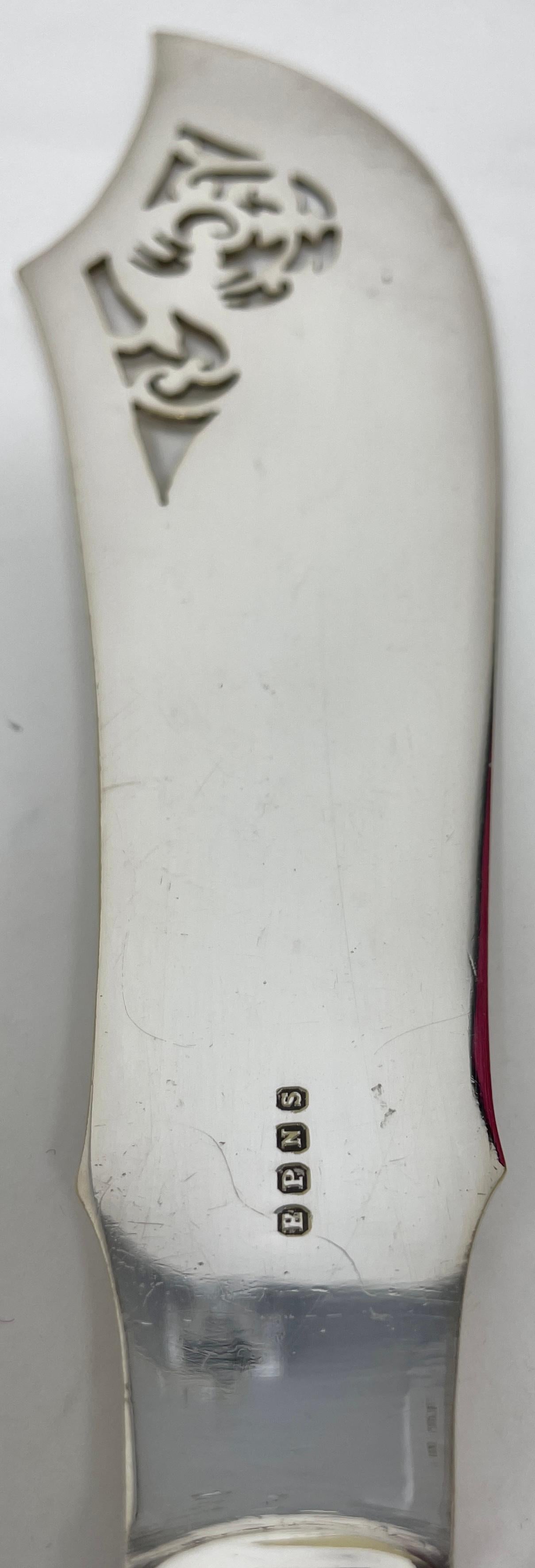 Antike englische altviktorianische Horn-Griffschnitzerei im Etui, CIRCA 1860. im Zustand „Gut“ im Angebot in New Orleans, LA