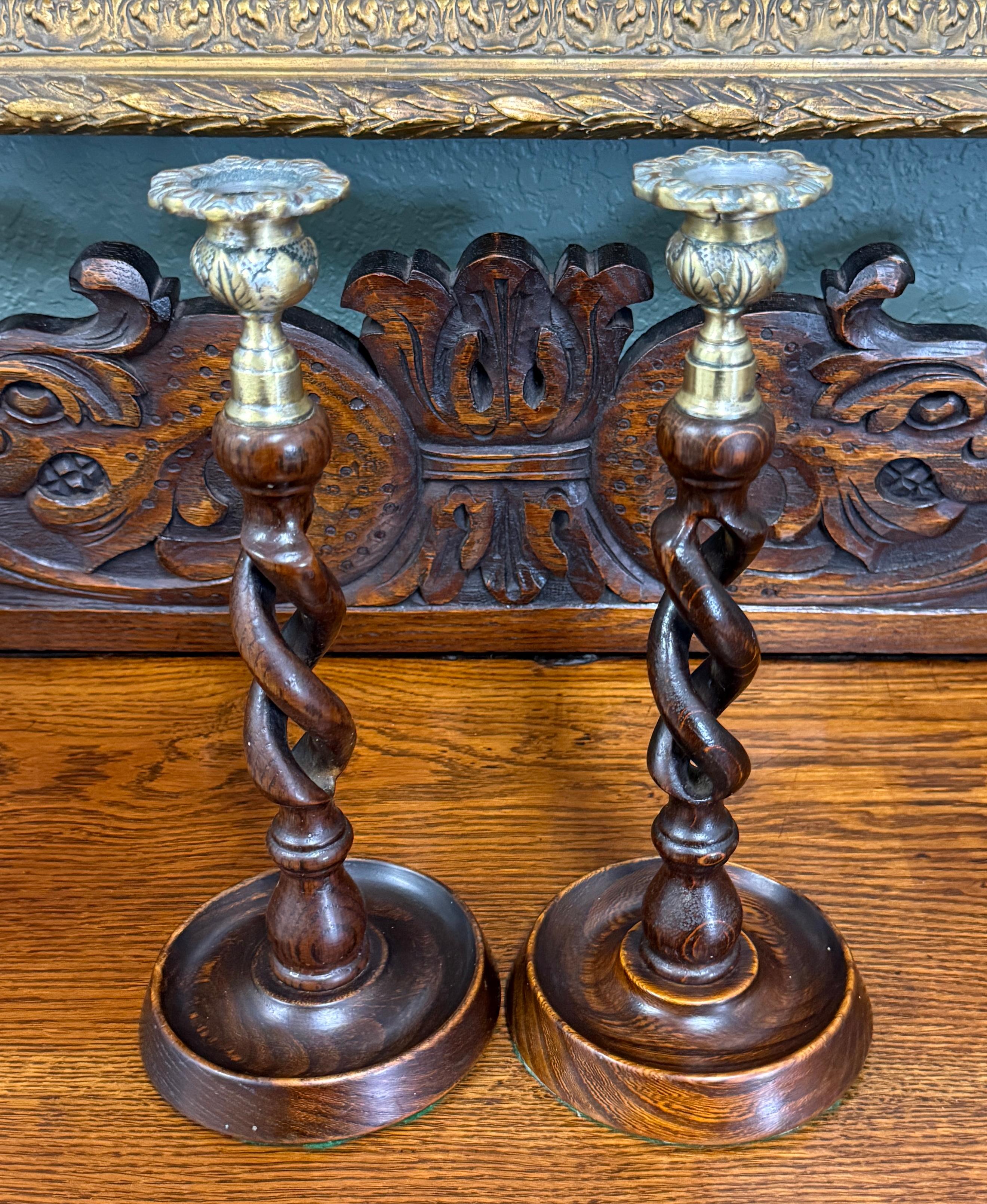 Arts and Crafts Antico portacandele inglese aperto a torsione d'orzo, in Oak PAIR 11.5
