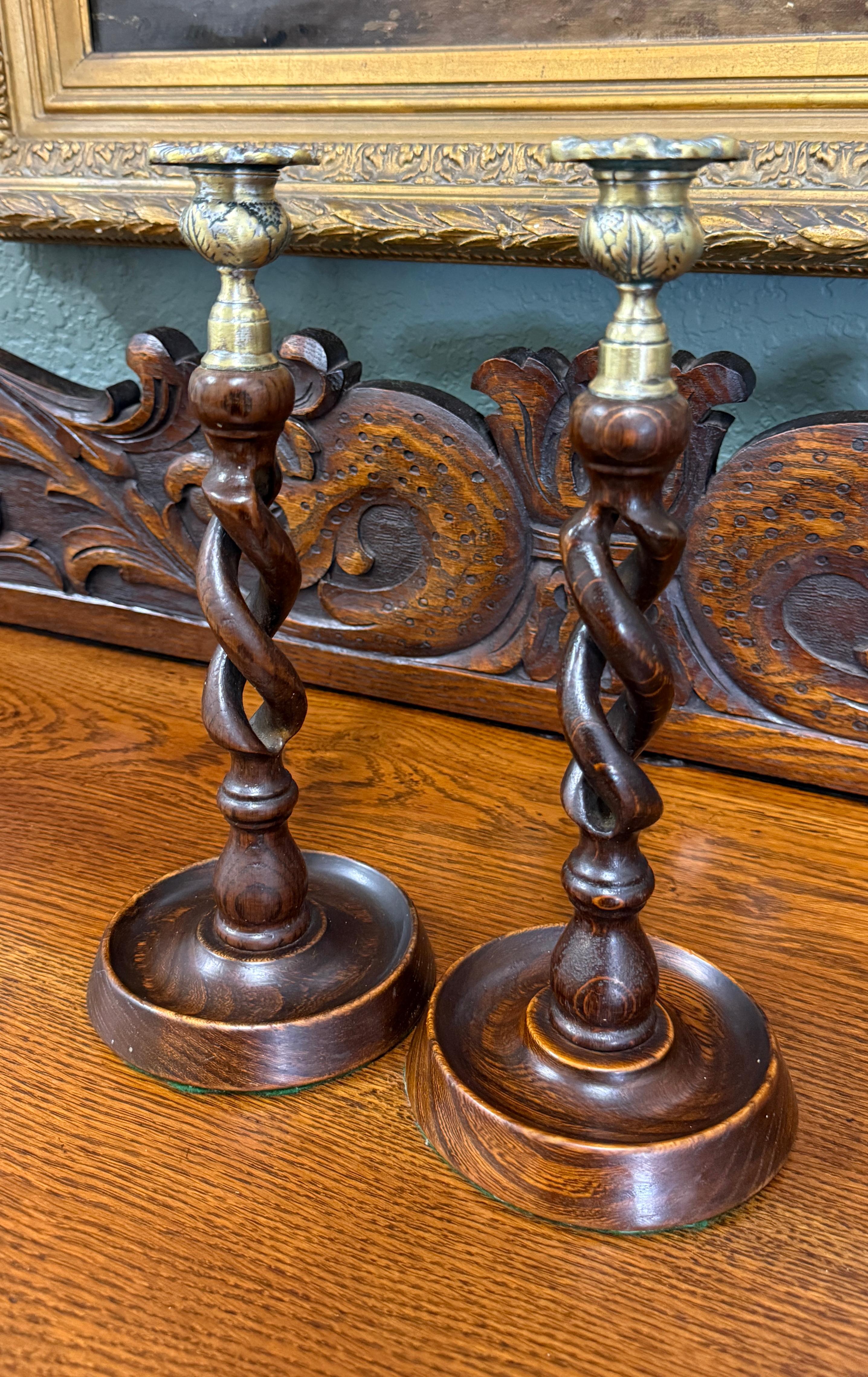 Intagliato Antico portacandele inglese aperto a torsione d'orzo, in Oak PAIR 11.5