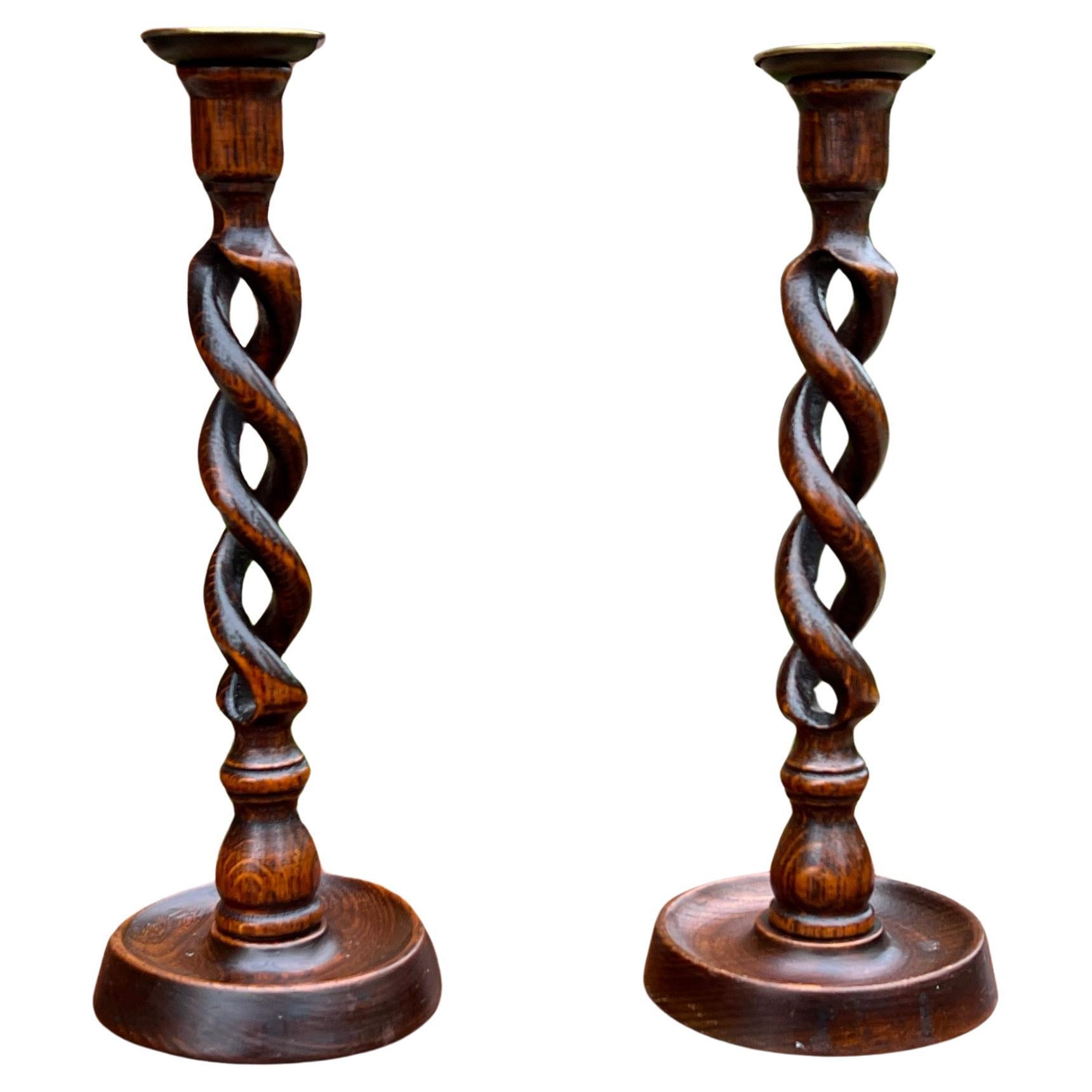Antique chandeliers anglais ouverts à torsion d'orge Porte-bougies en chêne PAIR 12.5" T en vente