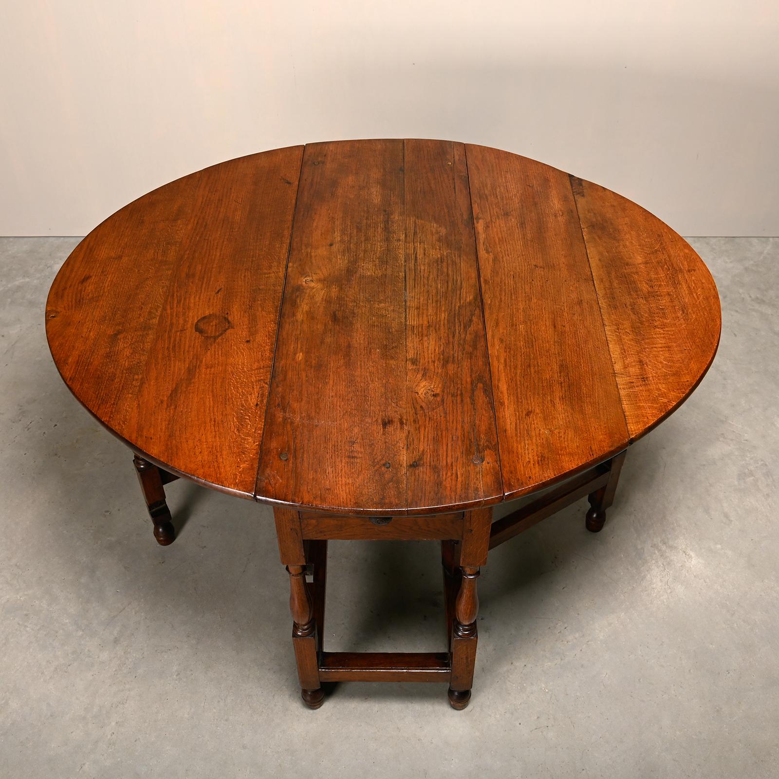 Ancienne table ovale anglaise à tiroir en chêne massif, fin du 19e siècle en vente 3