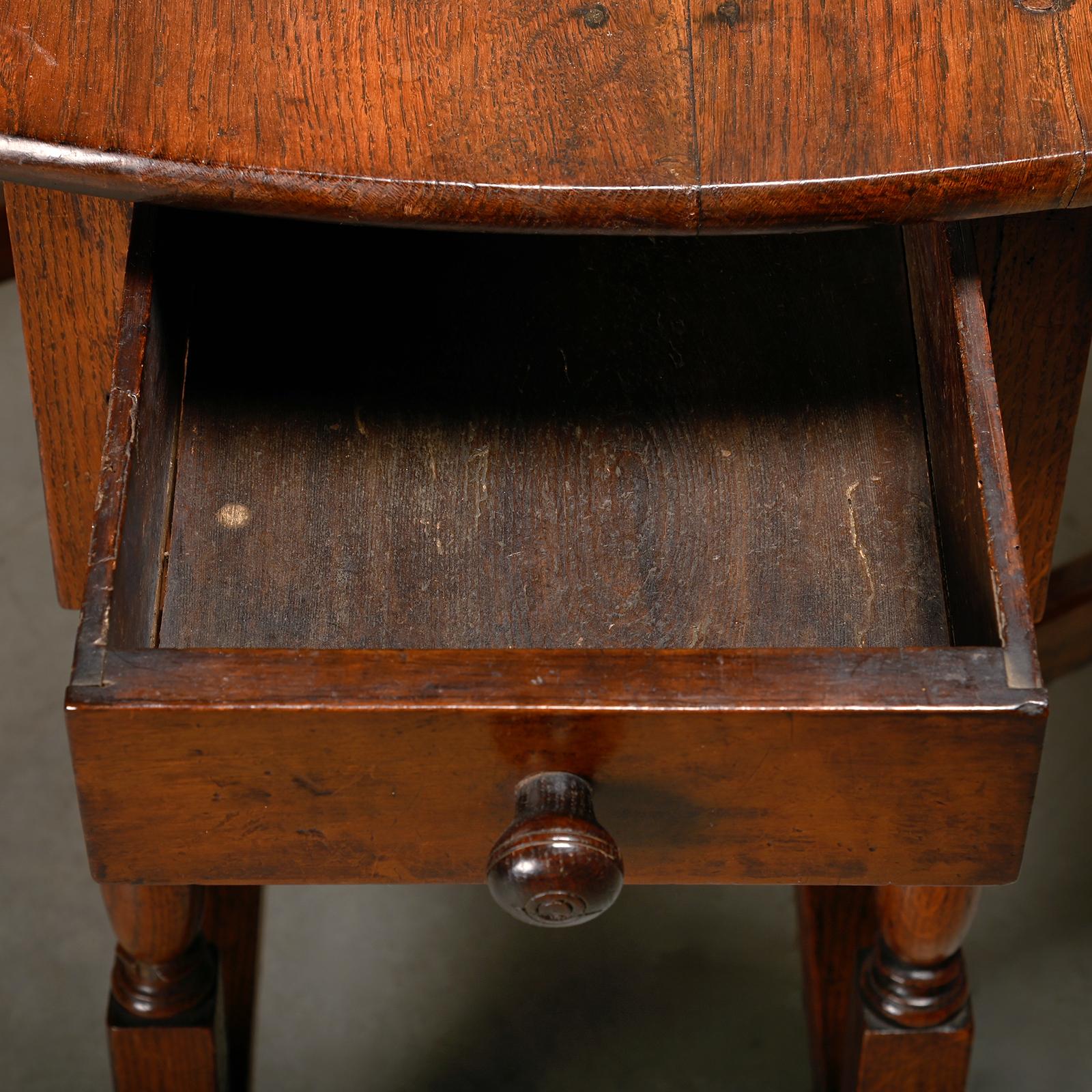 Ancienne table ovale anglaise à tiroir en chêne massif, fin du 19e siècle en vente 7