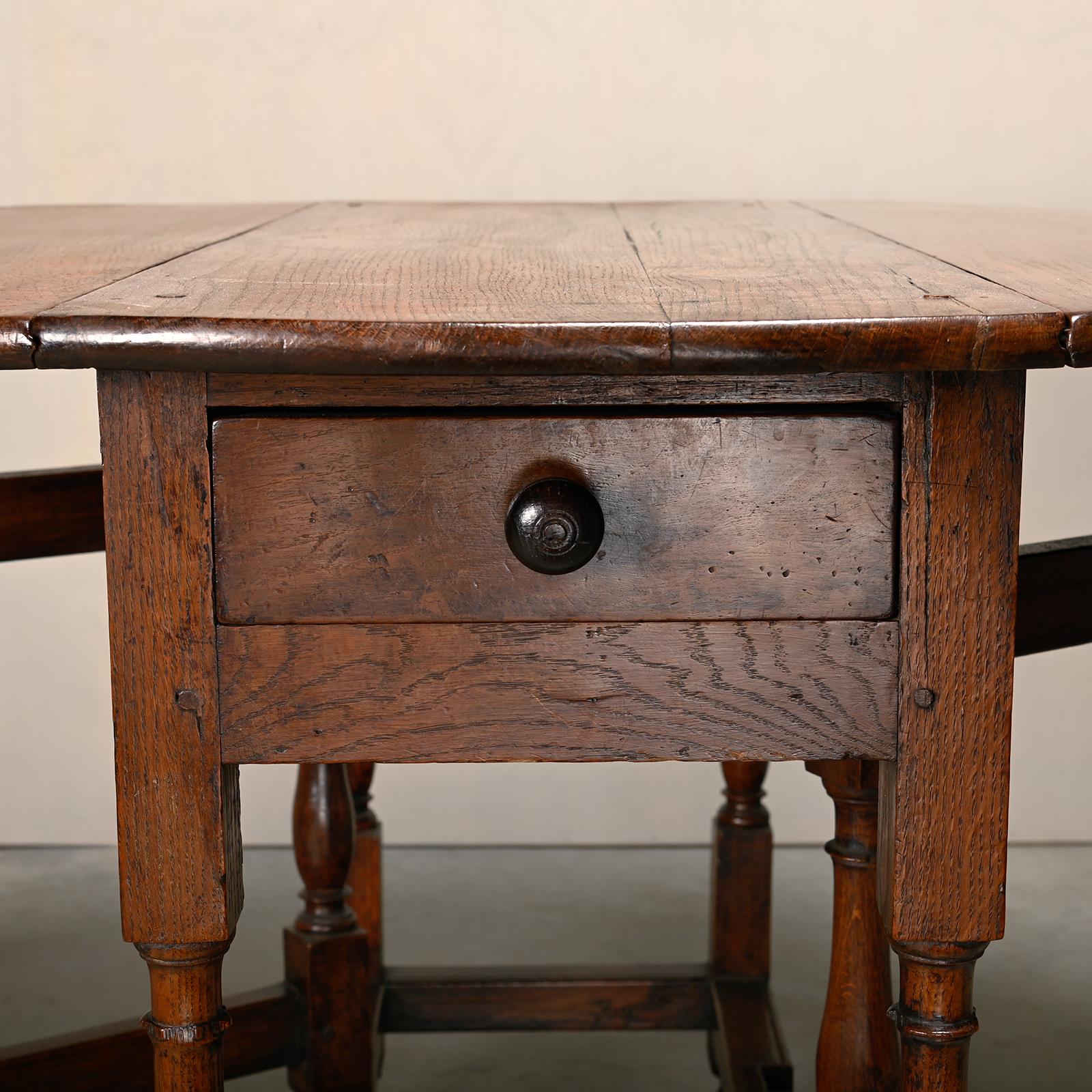 Ancienne table ovale anglaise à tiroir en chêne massif, fin du 19e siècle en vente 8