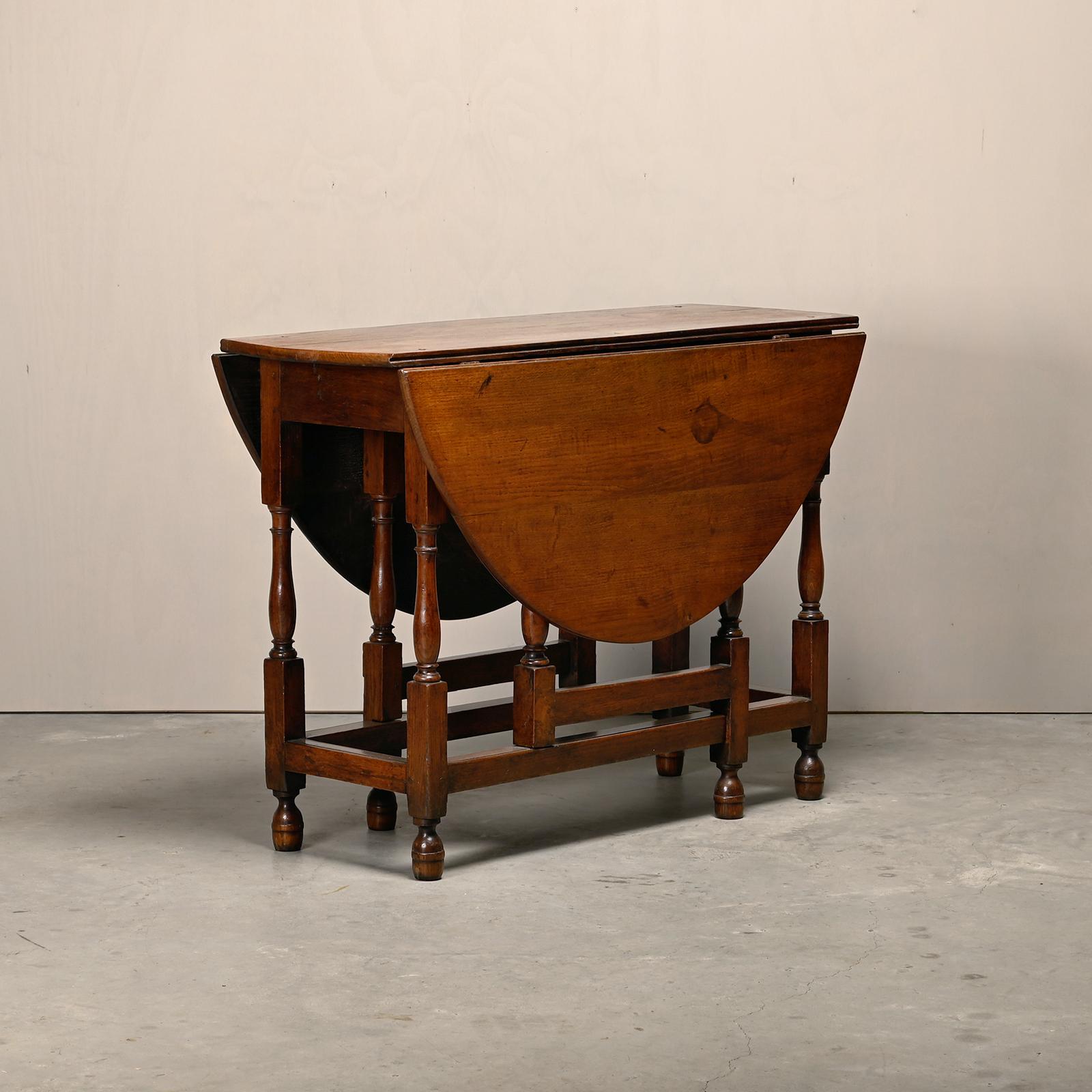 Ancienne table anglaise en chêne massif avec un tiroir de la fin du 19ème siècle. Bel état patiné et authentique avec de petites réparations anciennes.

Le plateau de la table s'ouvre sur 123 x 106 cm / 48.5 x 41.75 inch.
Fermé avec les feuilles