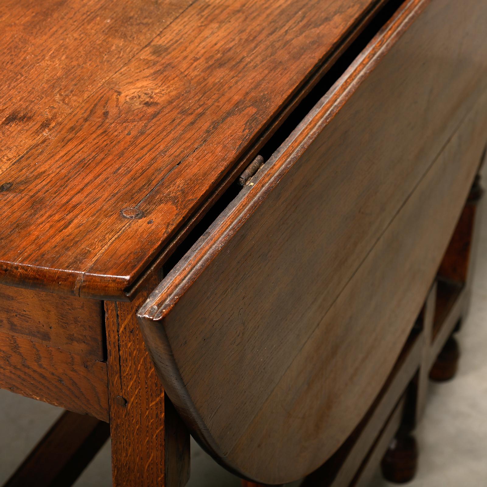 Ancienne table ovale anglaise à tiroir en chêne massif, fin du 19e siècle en vente 13