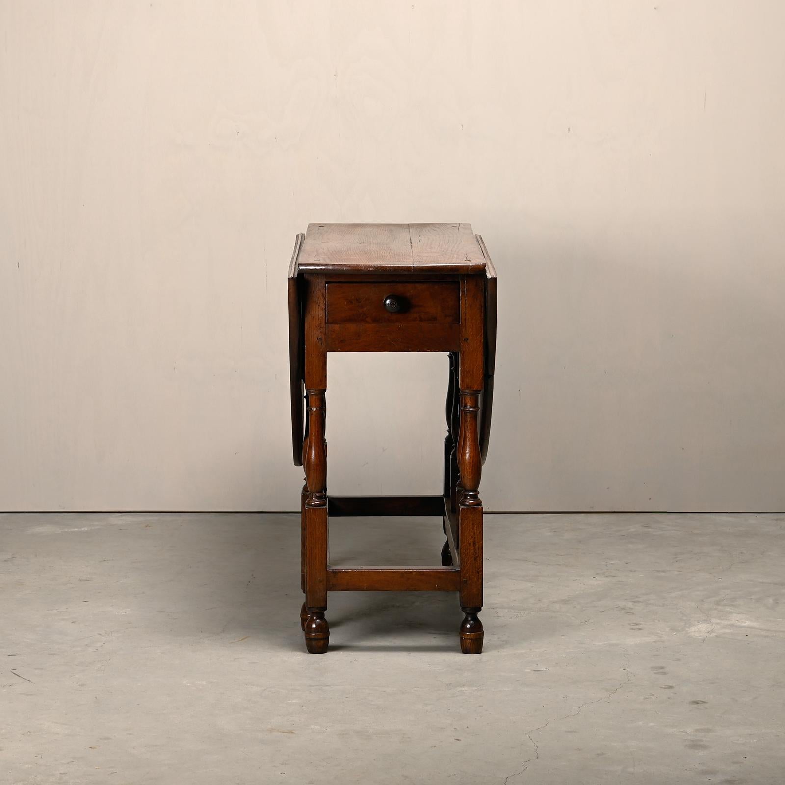 Rustique Ancienne table ovale anglaise à tiroir en chêne massif, fin du 19e siècle en vente