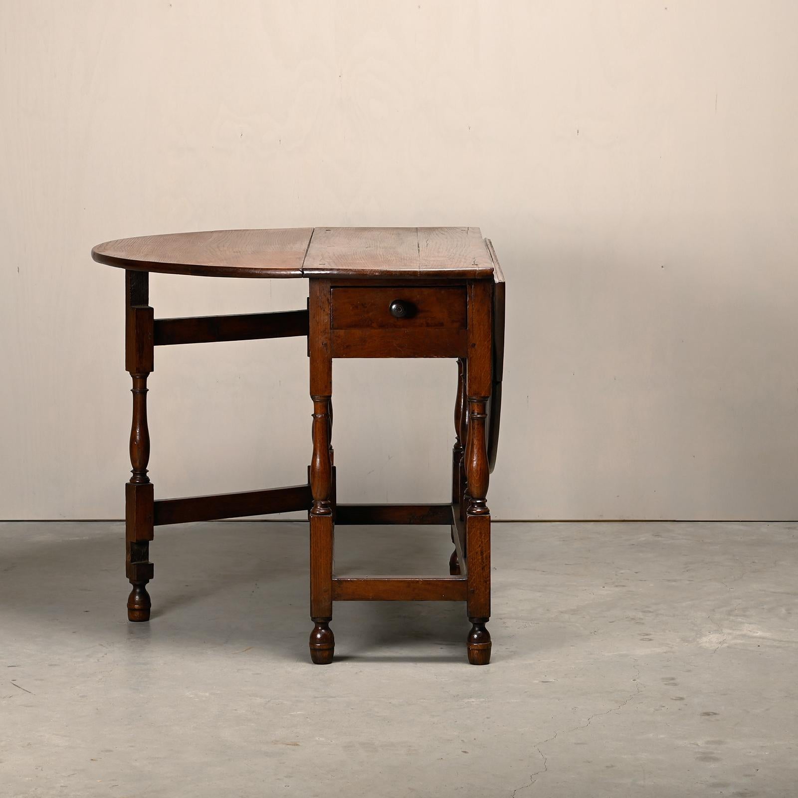 Anglais Ancienne table ovale anglaise à tiroir en chêne massif, fin du 19e siècle en vente