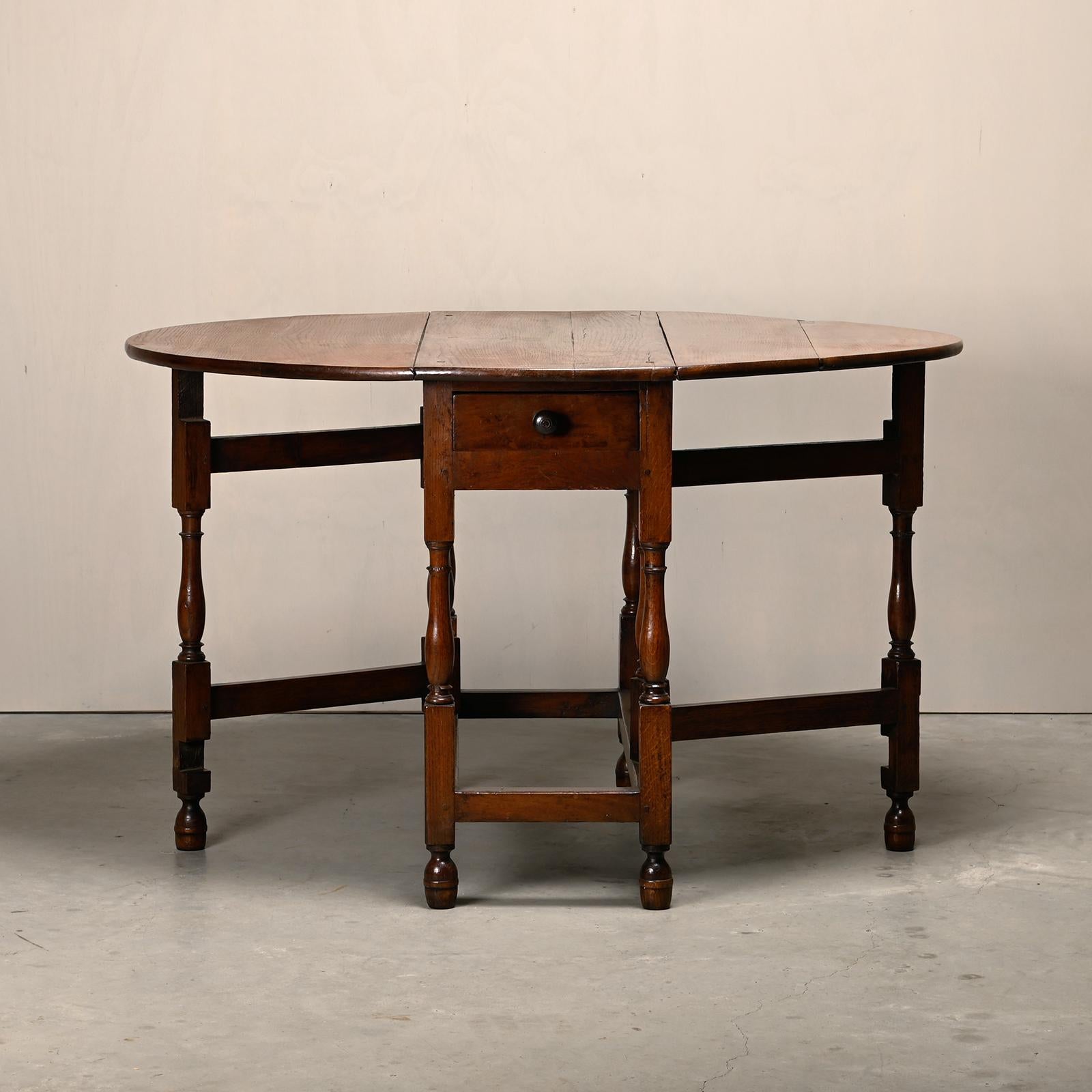 Ancienne table ovale anglaise à tiroir en chêne massif, fin du 19e siècle Bon état - En vente à Amsterdam, NL