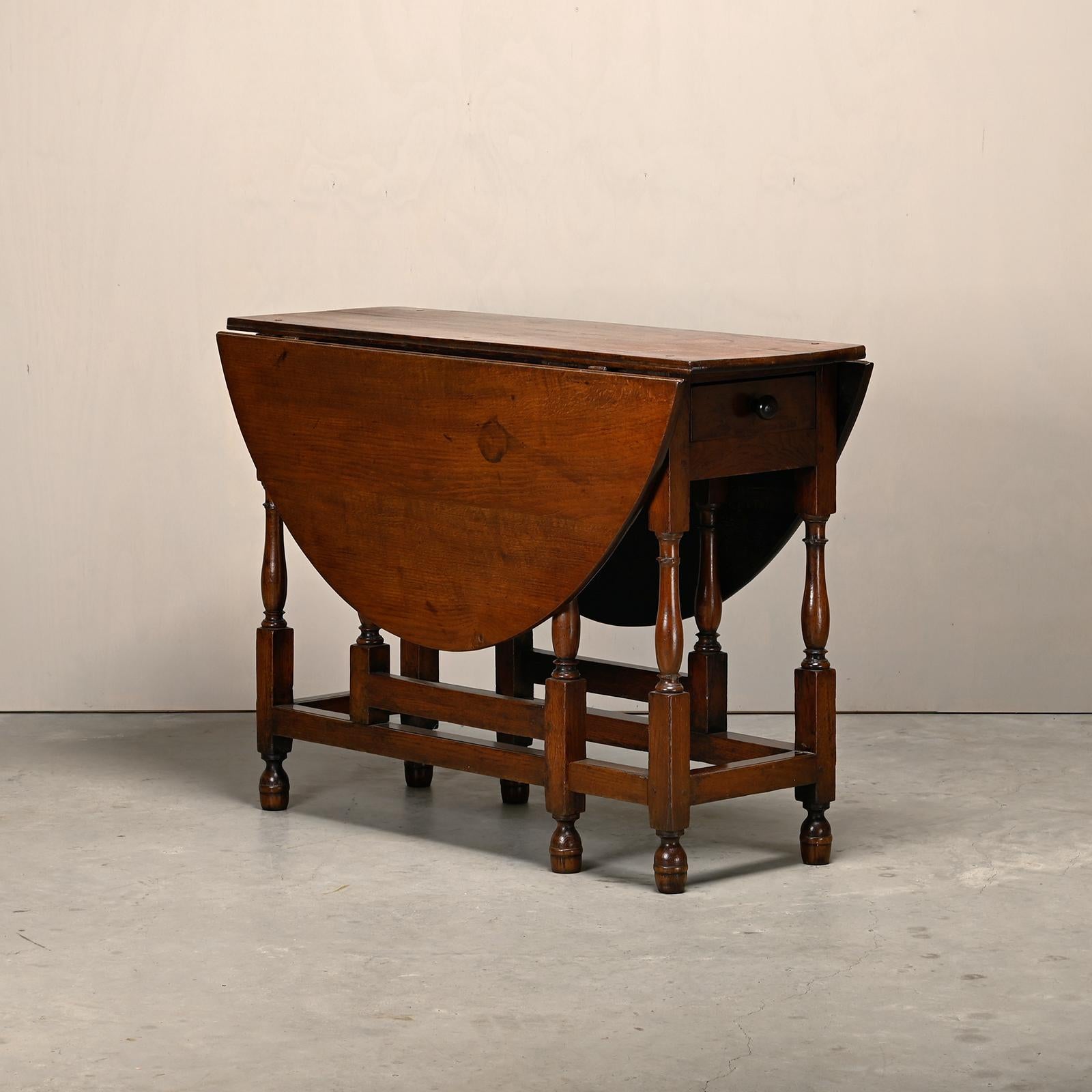 XIXe siècle Ancienne table ovale anglaise à tiroir en chêne massif, fin du 19e siècle en vente