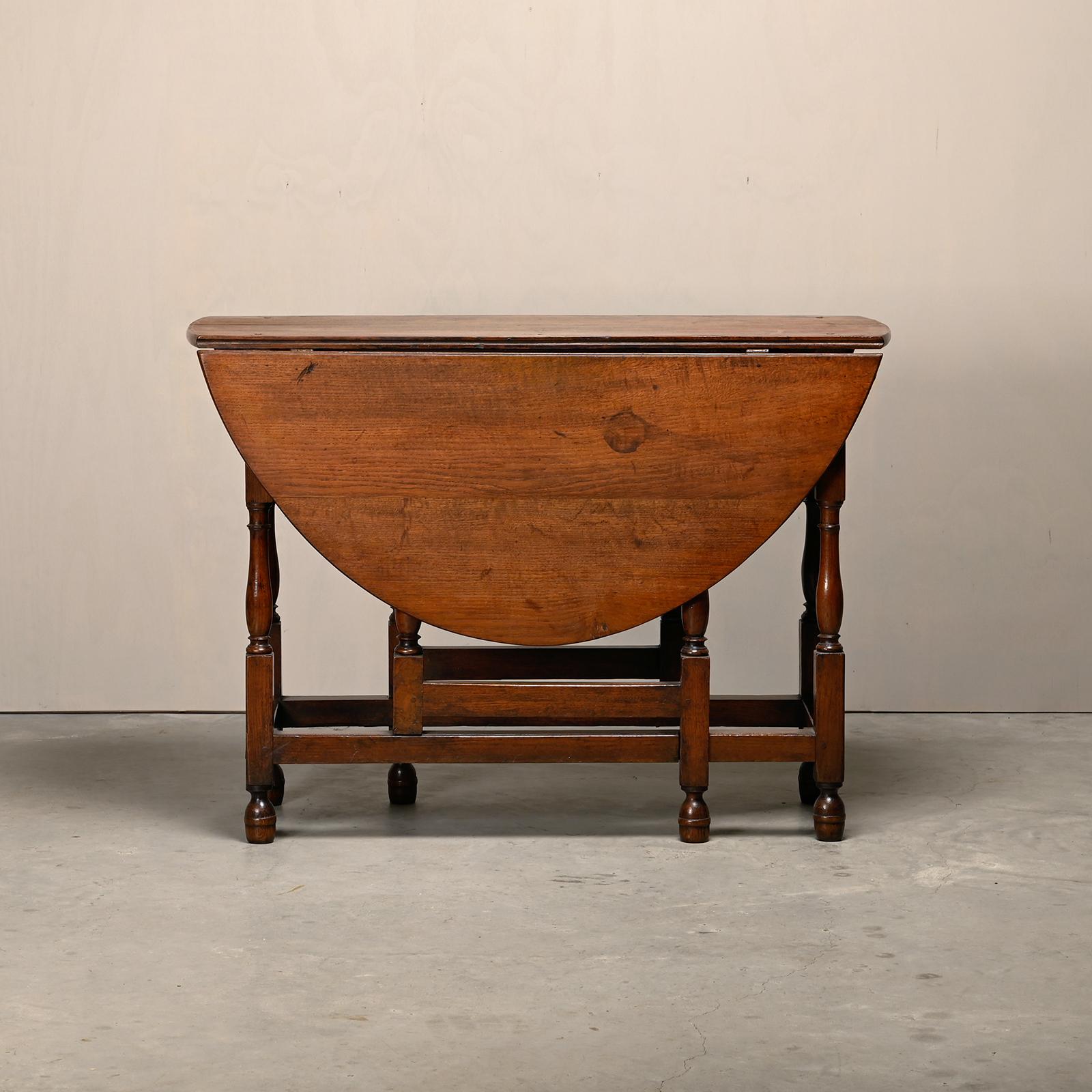 Chêne Ancienne table ovale anglaise à tiroir en chêne massif, fin du 19e siècle en vente