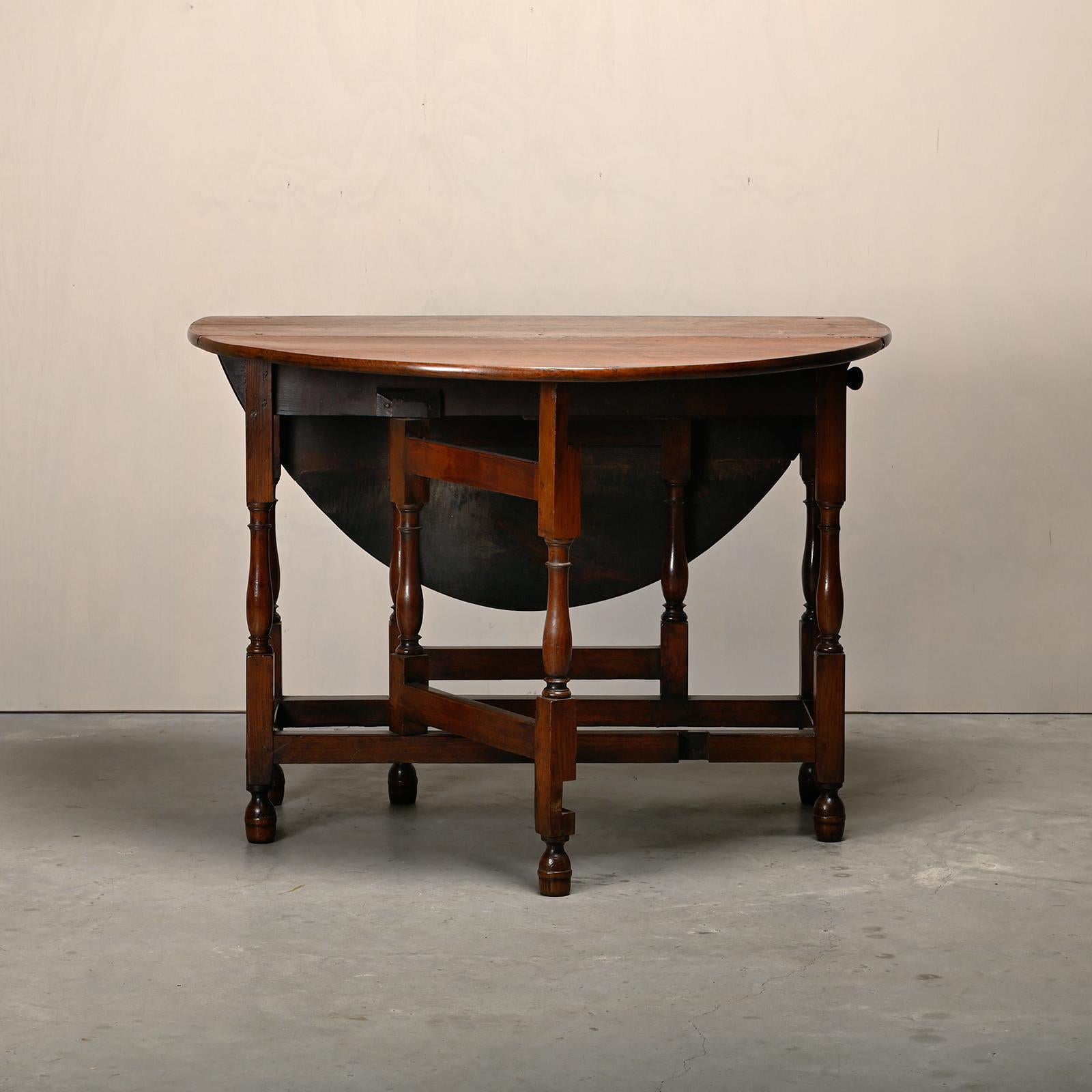Ancienne table ovale anglaise à tiroir en chêne massif, fin du 19e siècle en vente 1