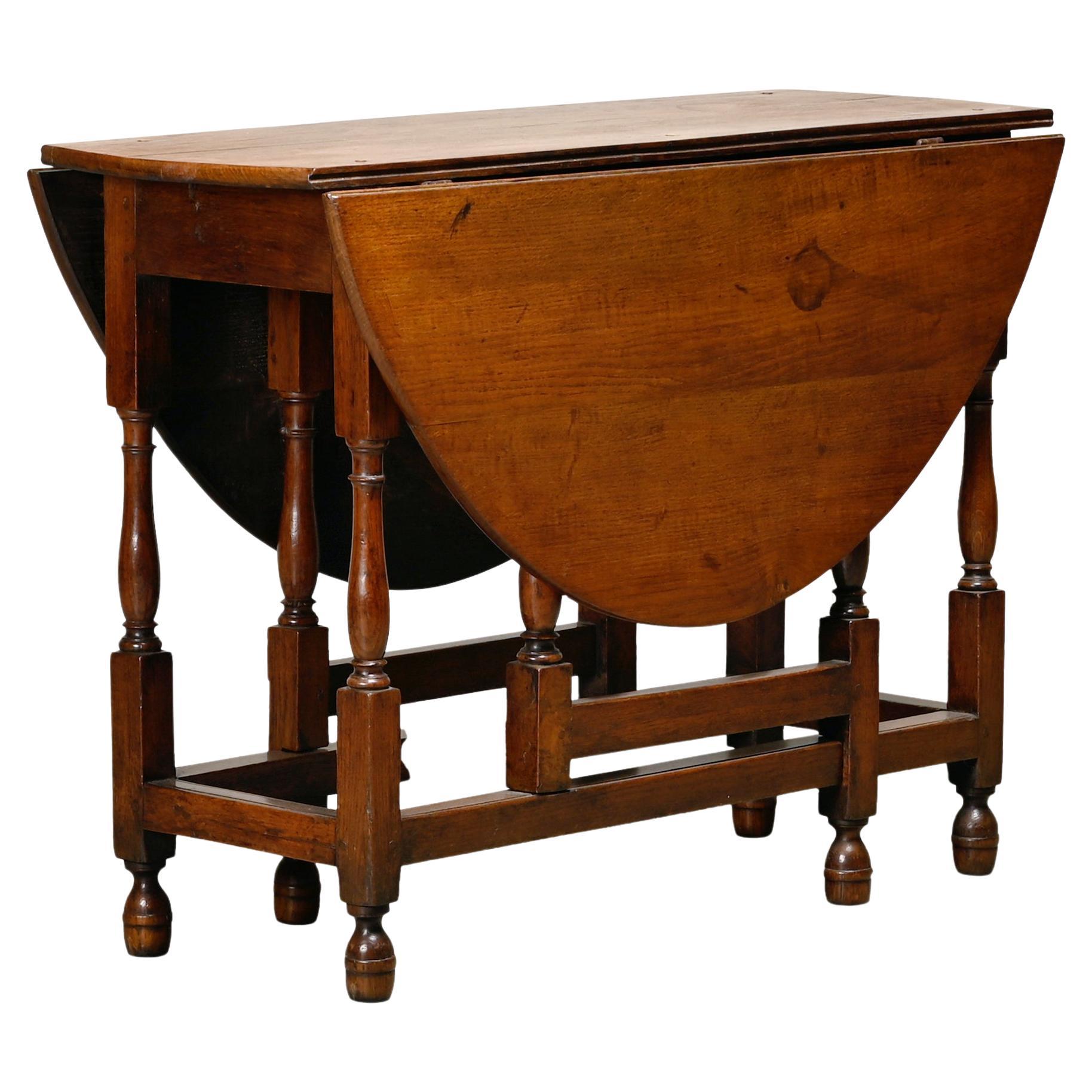 Ancienne table ovale anglaise à tiroir en chêne massif, fin du 19e siècle en vente