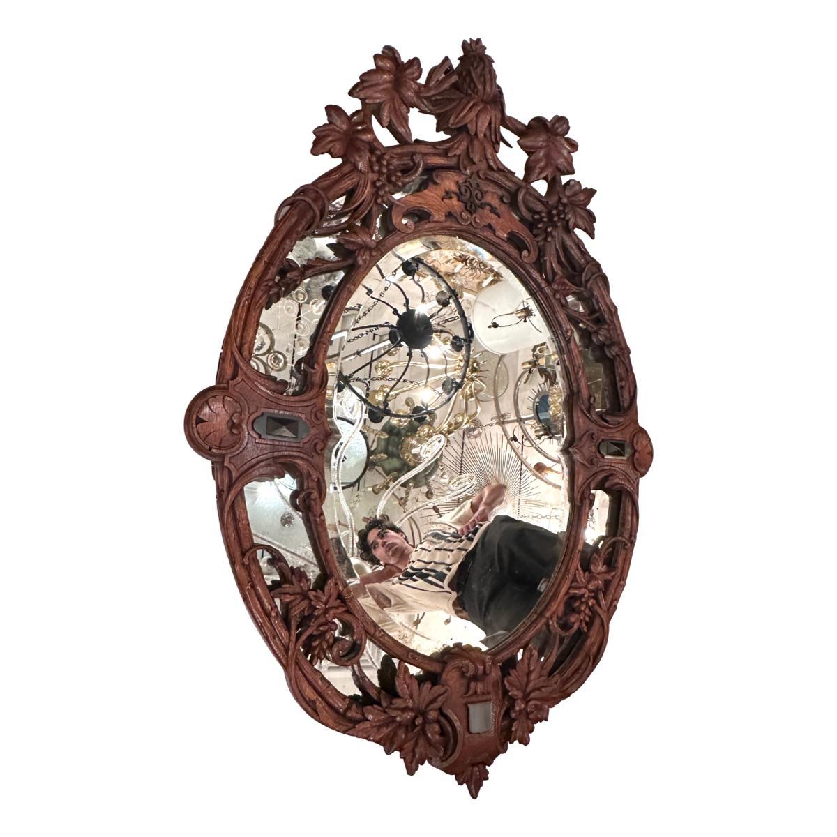 Miroir ovale anglais de la fin du 19e siècle avec détails sculptés.

Mesures :
Hauteur : 55