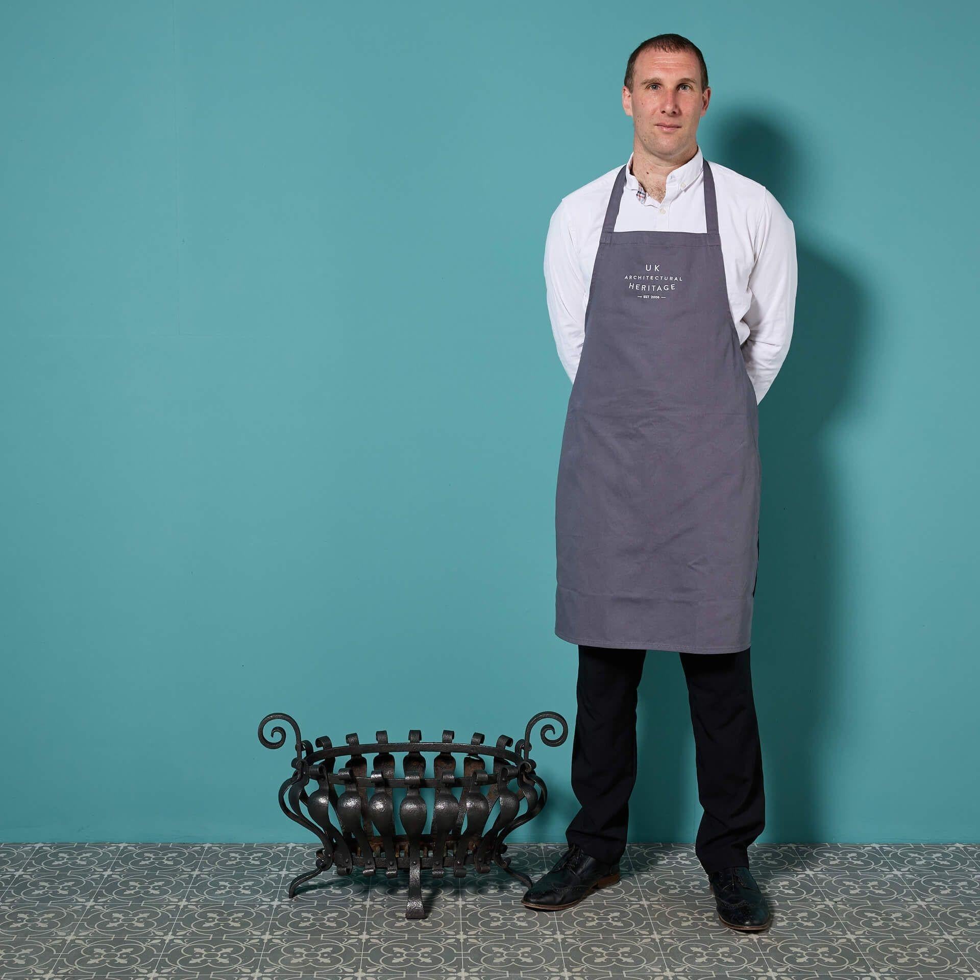 Un bellissimo cesto da fuoco ovale inglese, circa 1880. Realizzata da un fabbro di talento del XIX secolo, questa griglia in ferro battuto è un'aggiunta di carattere a qualsiasi caminetto grazie alla sua forma a bulbo e alle sue volute senza tempo.