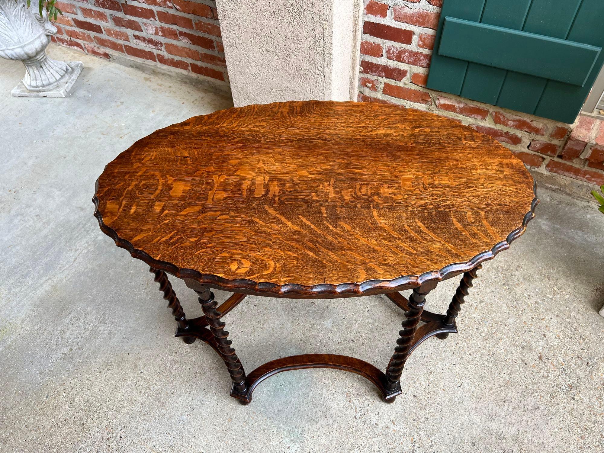 Ancienne table centrale d'appoint BARLEY TWIST Tiger Oak Jacobean c1920.

En provenance directe d'Angleterre, une autre fabuleuse table d'appoint ou table centrale britannique ancienne, au design superbe et à la silhouette étonnante.
Les six pieds
