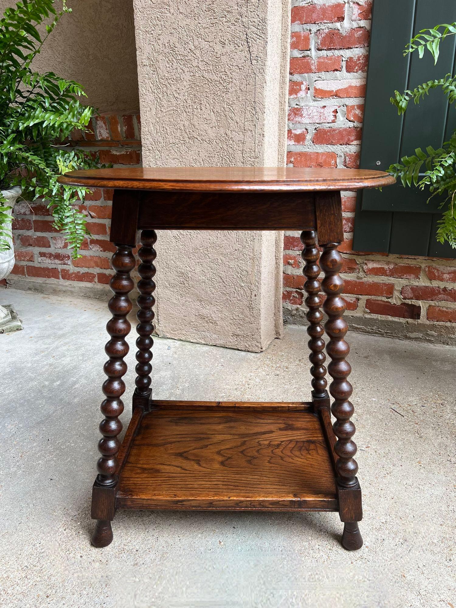 Antique English Oval Side End Table Bobbin Leg Tiger Oak Two Tier Lamp Table.

Direct from England, a classic British side or end table, perfect for use throughout your home! Beveled OVAL top with splayed BOBBIN turned legs and a lower gallery edge