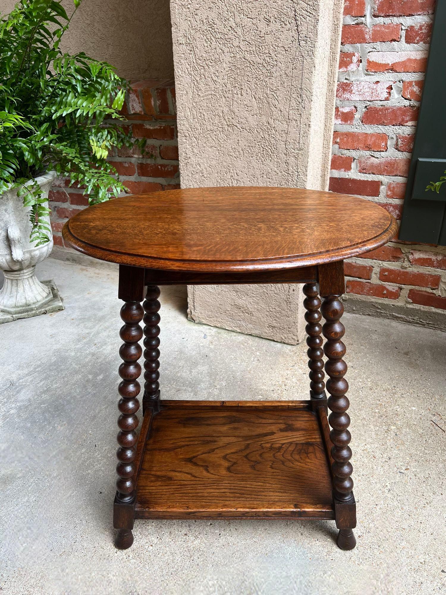 Antique English Oval Side End Table Bobbin Leg Tiger Oak Two Tier Lamp Table In Good Condition In Shreveport, LA