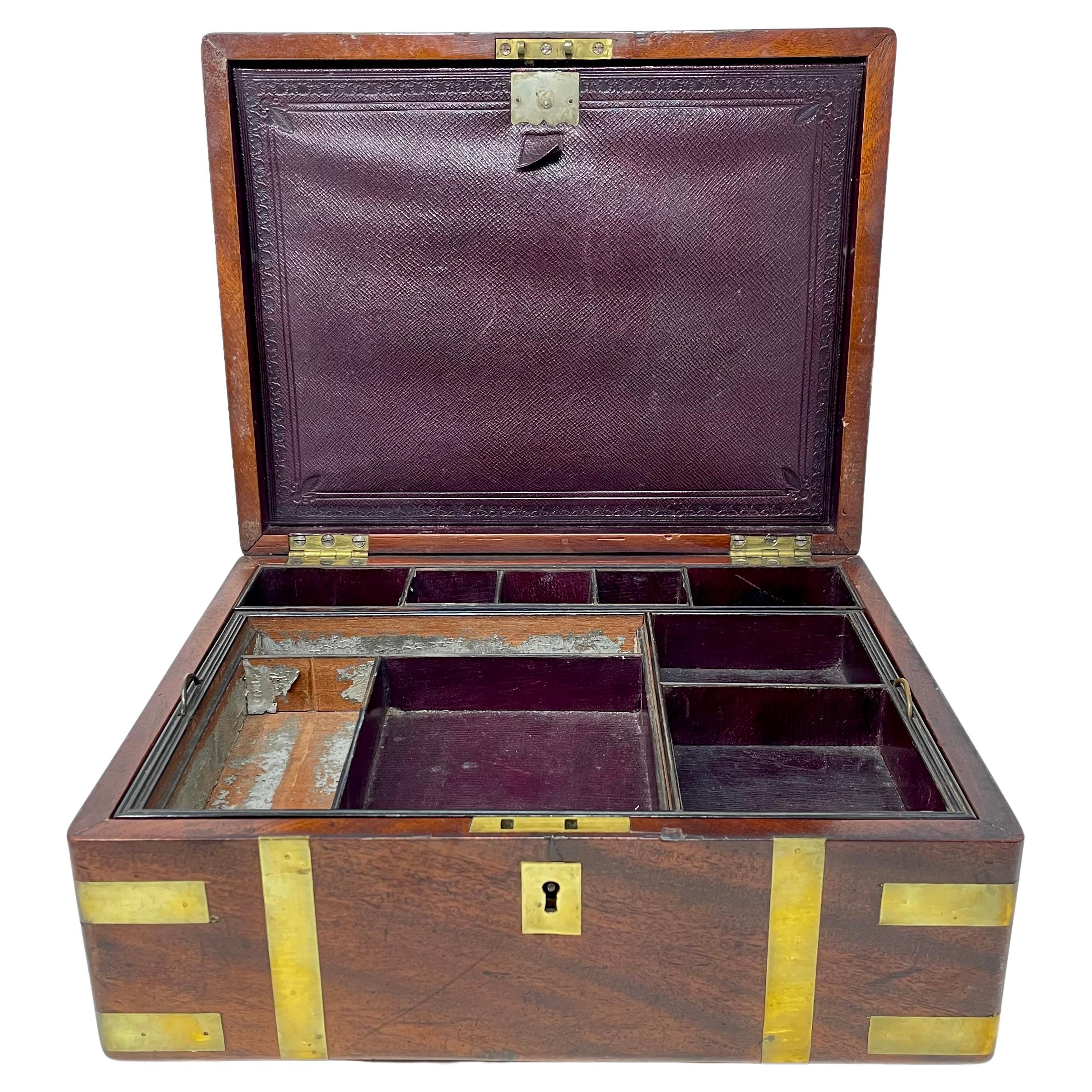 Caja de escritura inglesa antigua de nogal montada en latón con interior encajado, Circa 1910.
Fabricada en Oxford por 