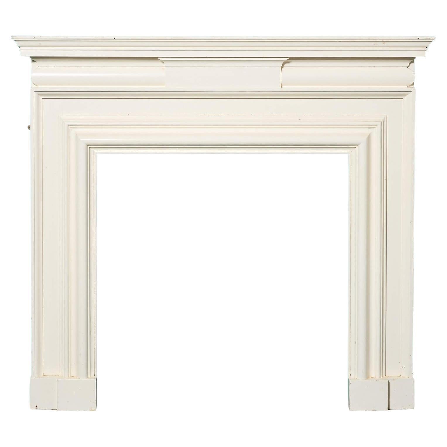 Antigua repisa de chimenea inglesa de pino pintado