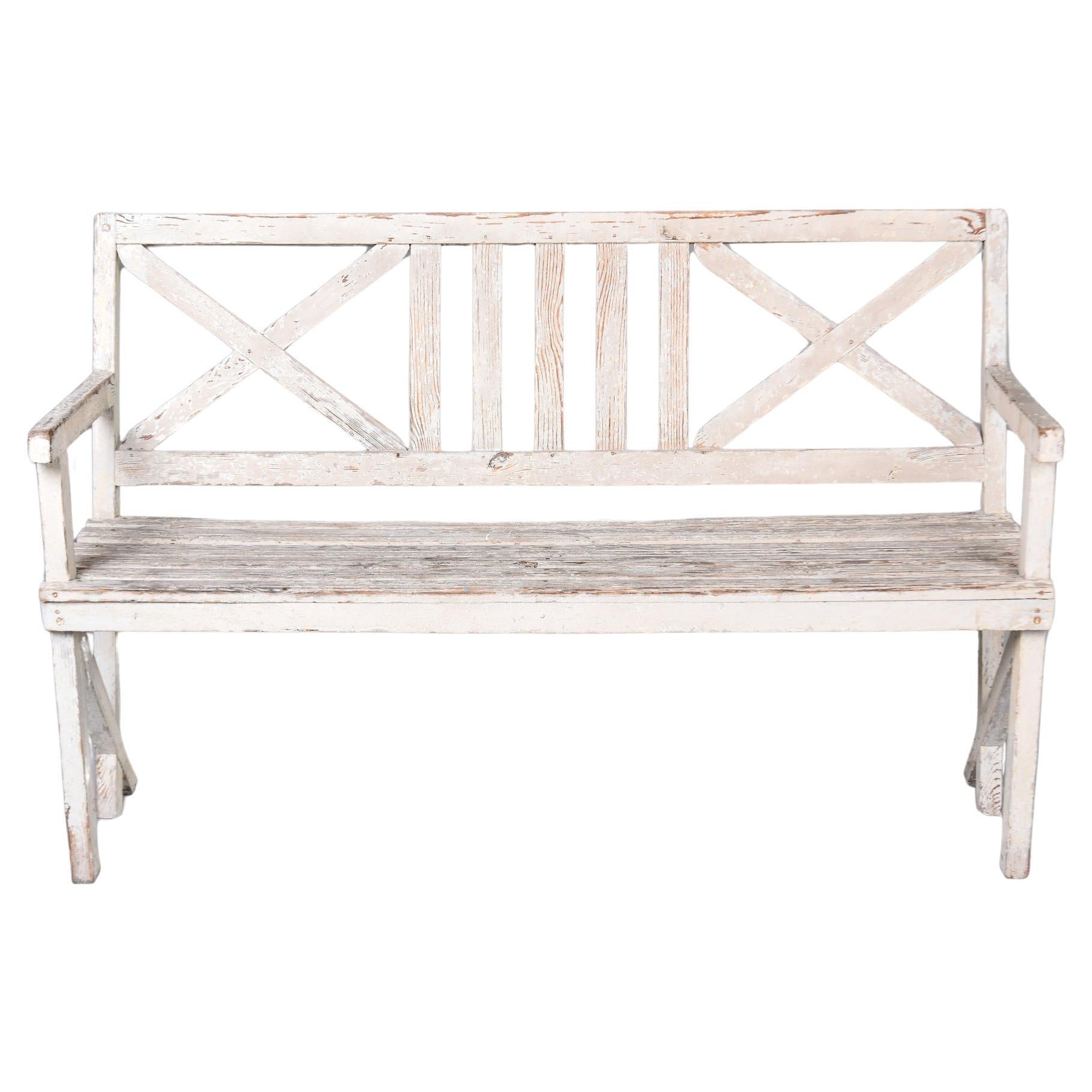 Banc ancien en bois peint English Accent Antiques avec dossier orné d'une croix en vente