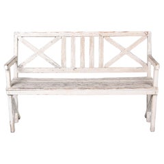 Banc ancien en bois peint English Accent Antiques avec dossier orné d'une croix