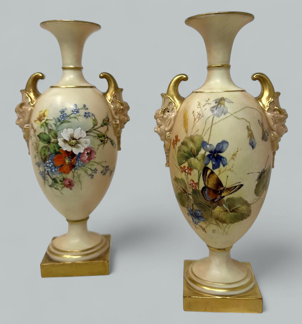 Splendida coppia di vasi tradizionali a forma di bulbo di epoca vittoriana, con manico doppio e collo a tromba, di qualità superba, realizzati dalla rinomata manifattura inglese Royal Worcester. Ultimo quarto del XIX secolo.  

Il corpo esterno