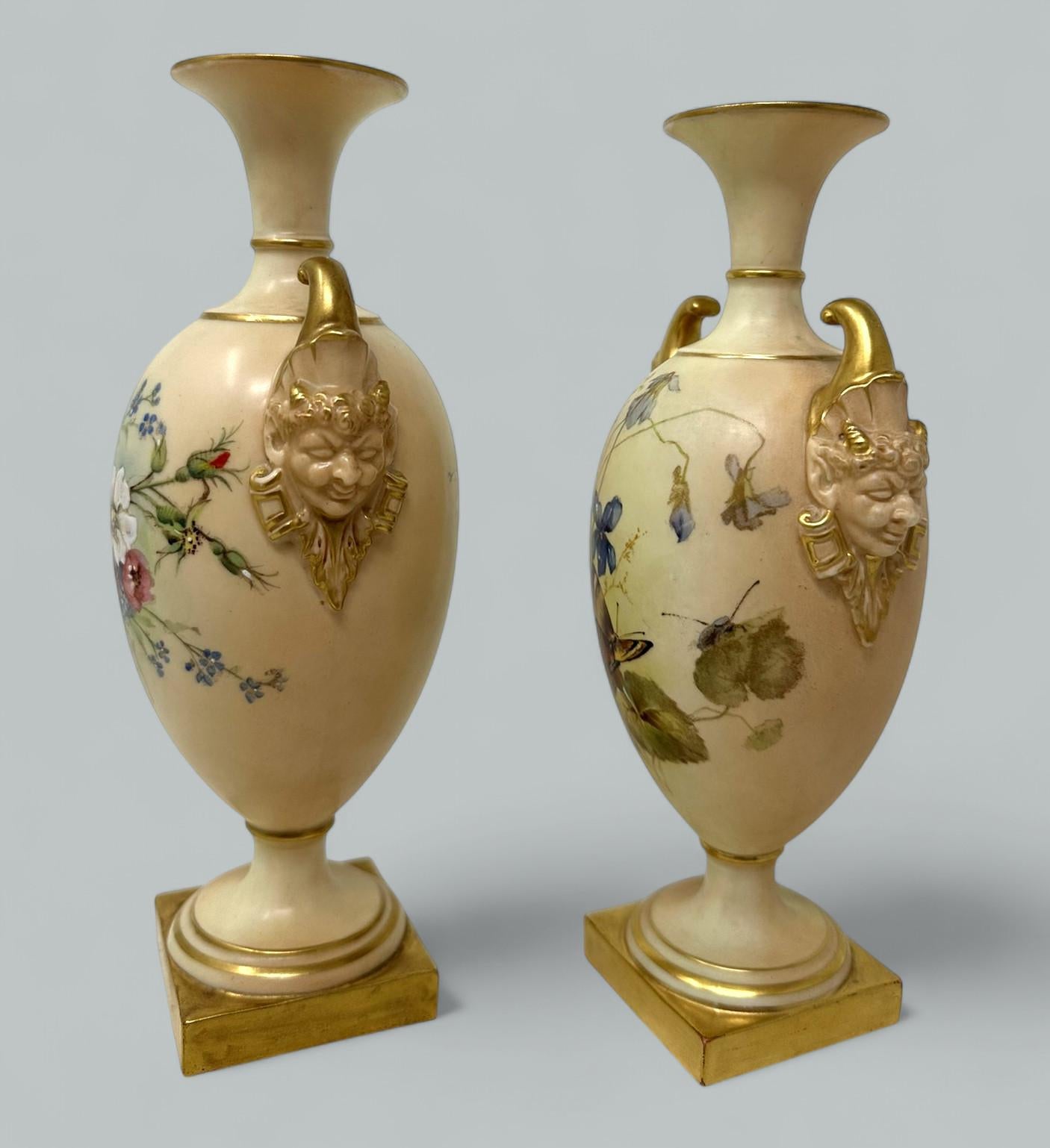 Inglese Antica coppia inglese Royal Worcester Blush Urns Vases Centerpieces Still Life in vendita