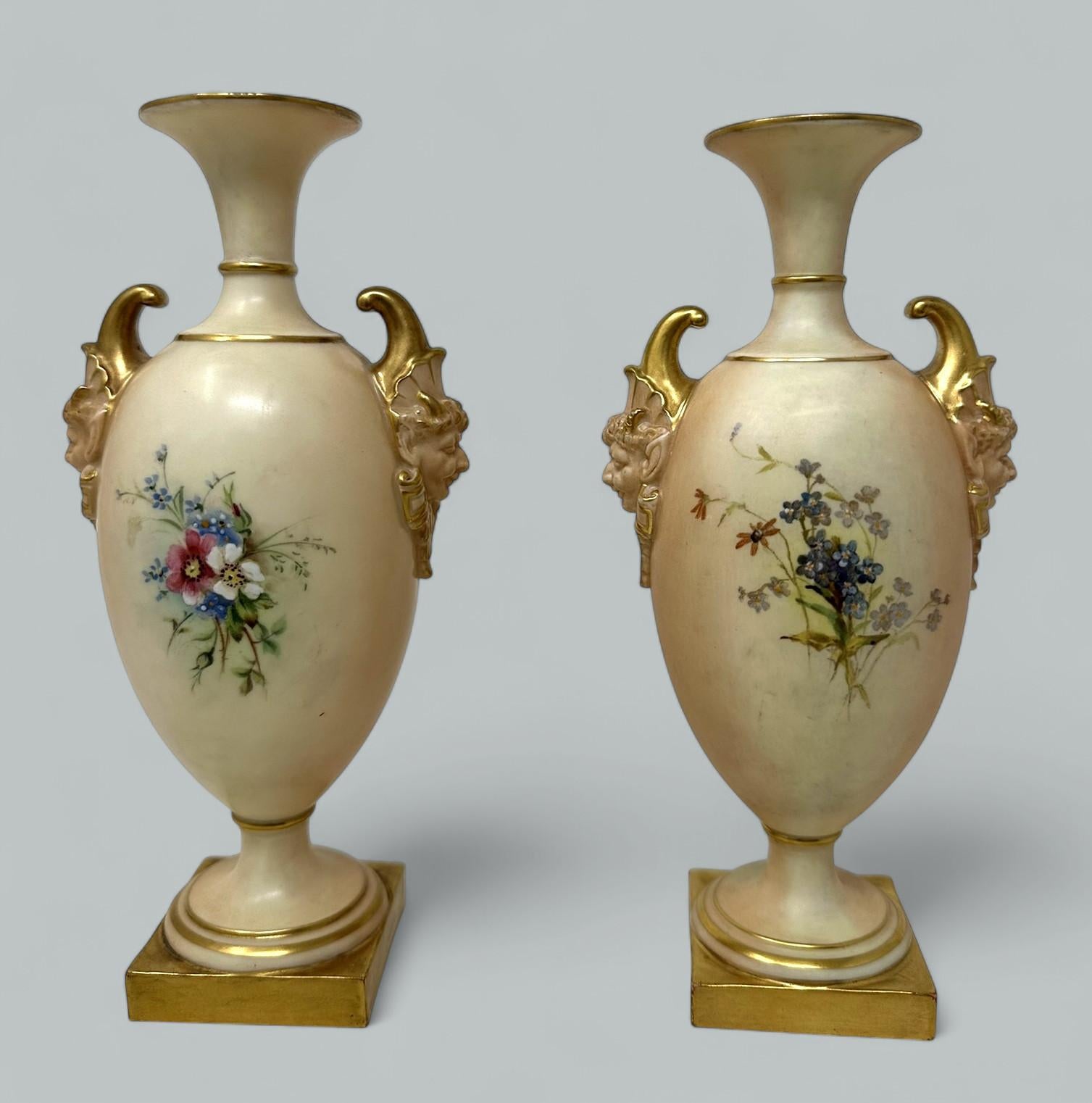 Antica coppia inglese Royal Worcester Blush Urns Vases Centerpieces Still Life In condizioni buone in vendita a Dublin, Ireland