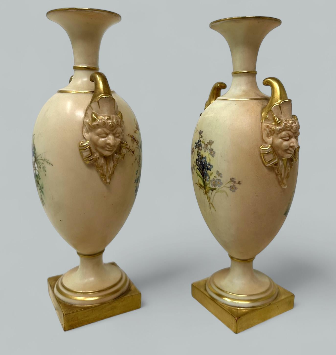 XIX secolo Antica coppia inglese Royal Worcester Blush Urns Vases Centerpieces Still Life in vendita