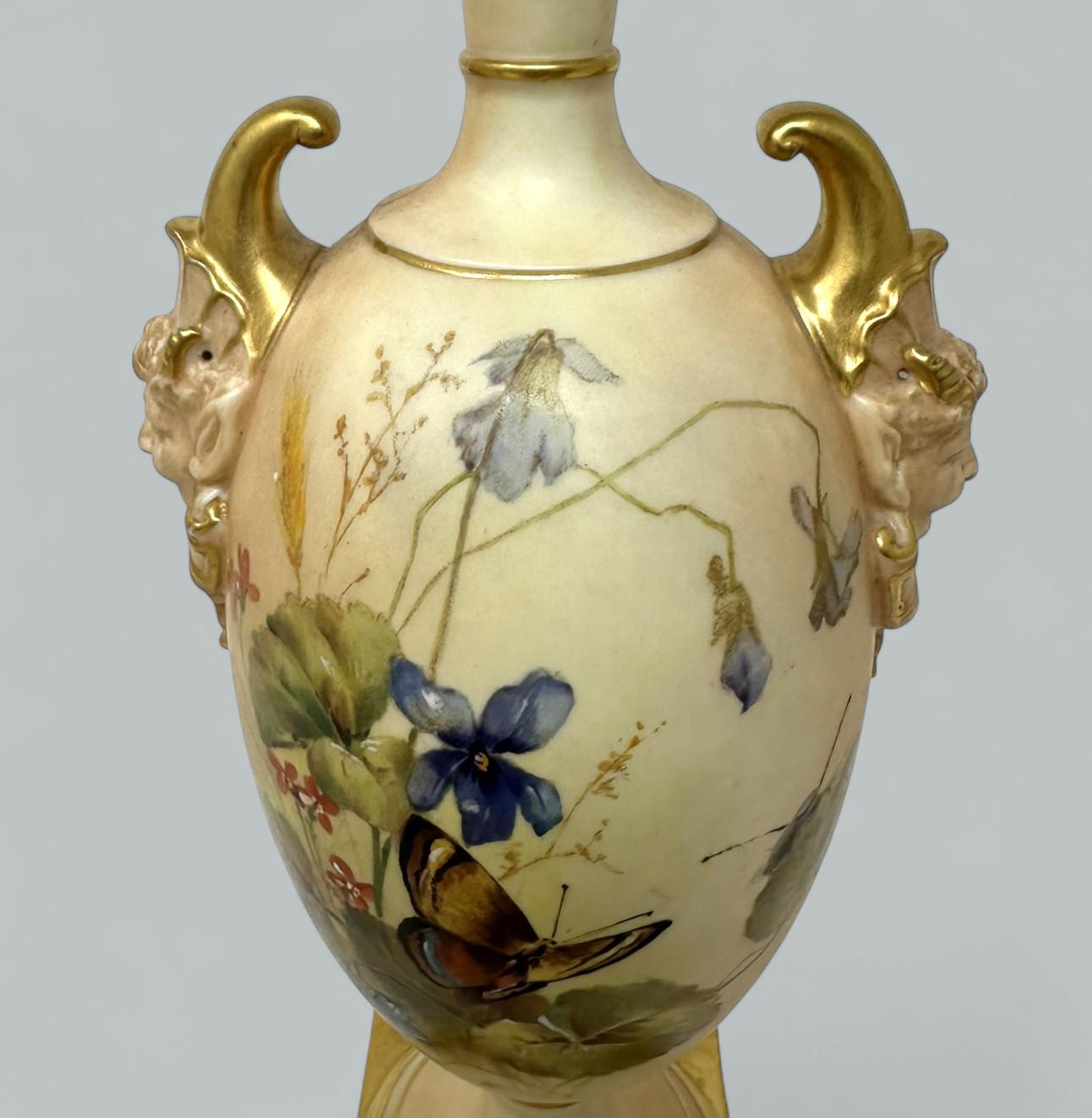 Ceramica Antica coppia inglese Royal Worcester Blush Urns Vases Centerpieces Still Life in vendita