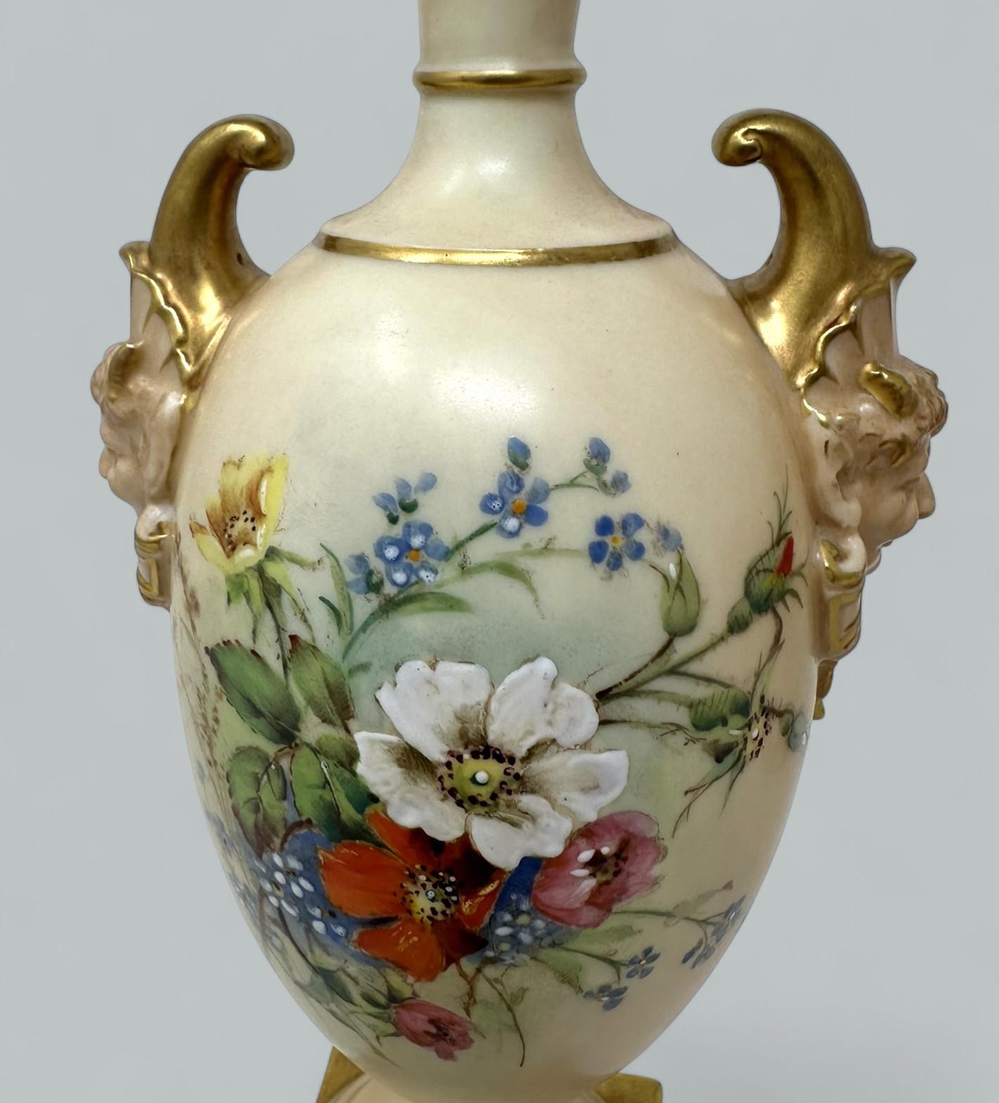 Antica coppia inglese Royal Worcester Blush Urns Vases Centerpieces Still Life in vendita 1